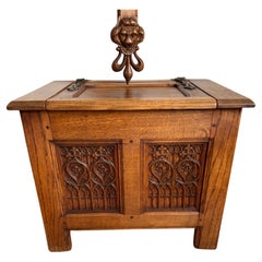 Coffre unique de petite taille et de qualité en chêne tigré sculpté à la main, néo-gothique, 1920