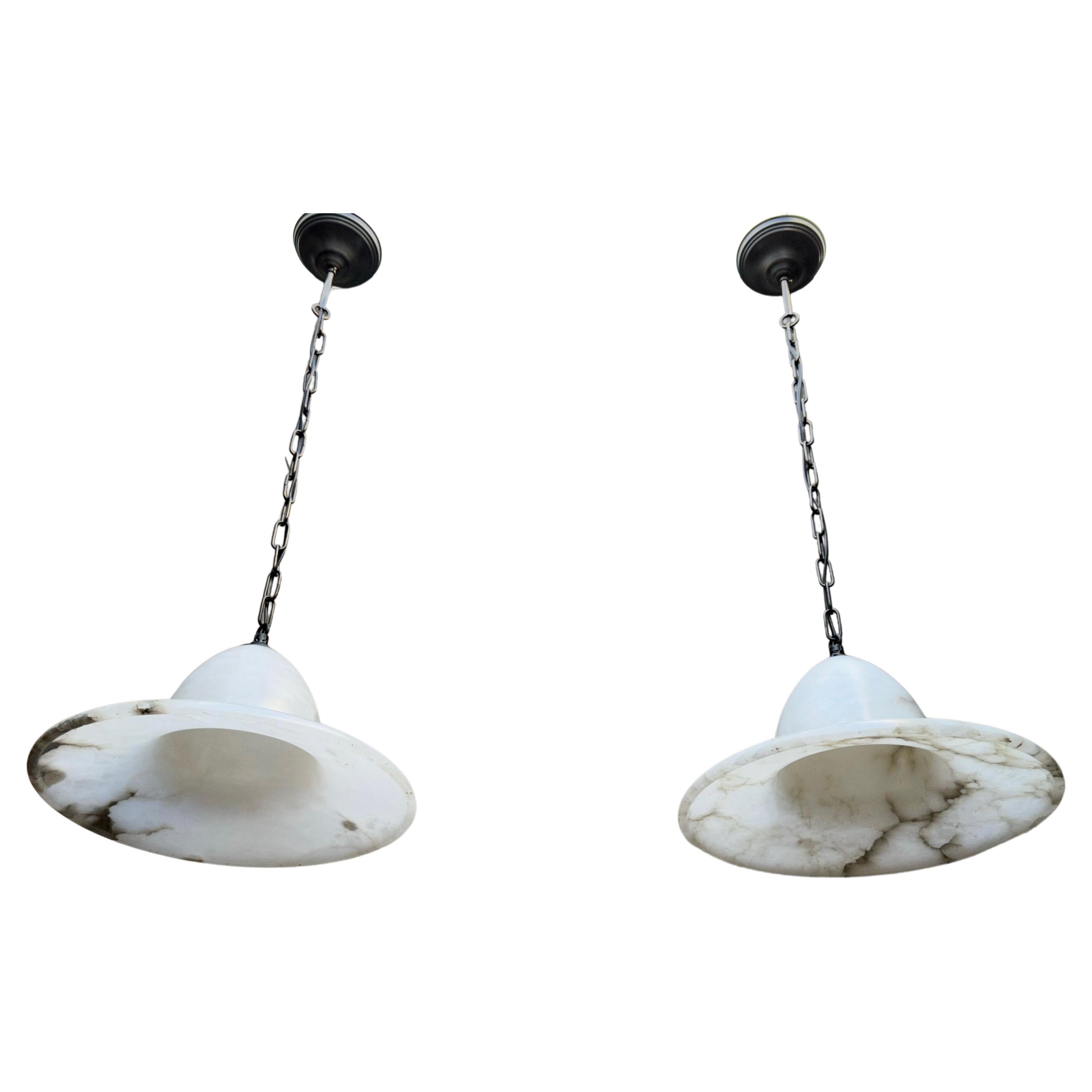 Design davvero senza tempo e condizioni di lucidatura eccellenti, raro set di lampade a sospensione in alabastro.

Se sei alla ricerca di una coppia ideale di lampadari in alabastro di buone dimensioni ed eleganti per un progetto o per la tua casa,