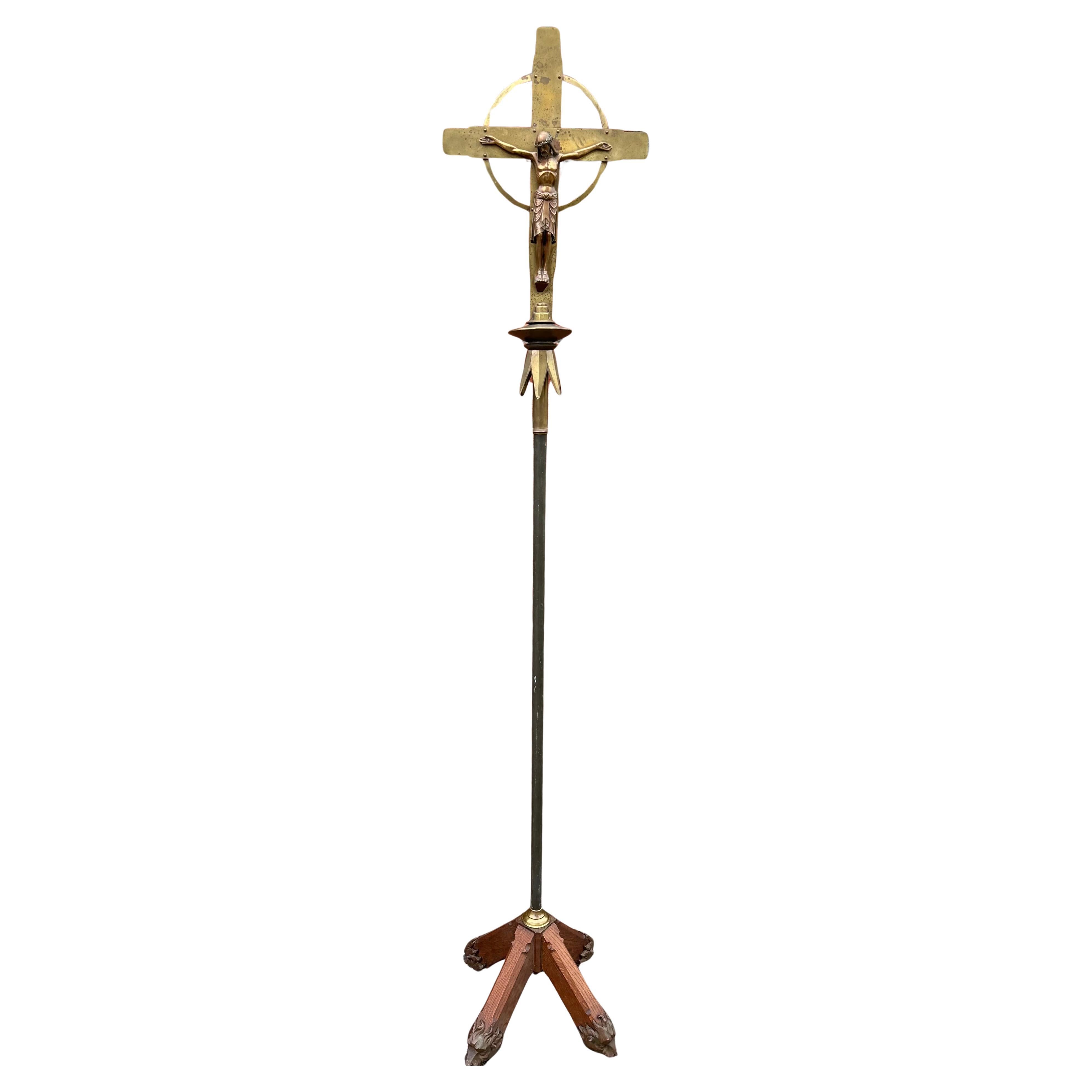 Seltenes Arts and Crafts-Stehkreuzfix mit stilisierter Bronzeskulptur von Christus aus der Antike