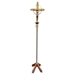Rare crucifix sur pied Arts & Crafts avec sculpture du Christ en bronze stylisé