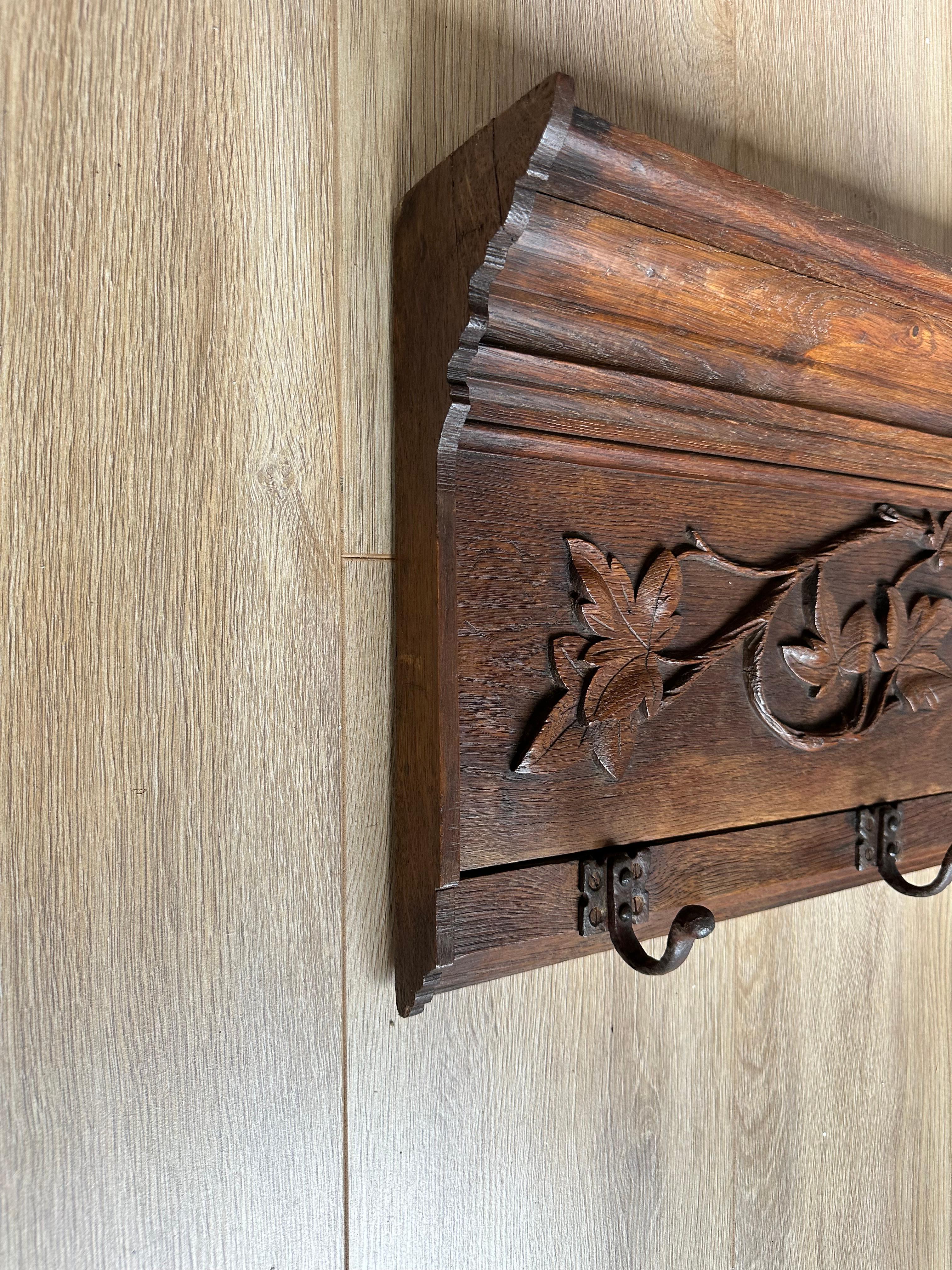 Porte-manteau mural en chêne du XIXe siècle, sculpté à la main, avec motif de feuilles et de branches en vente 1