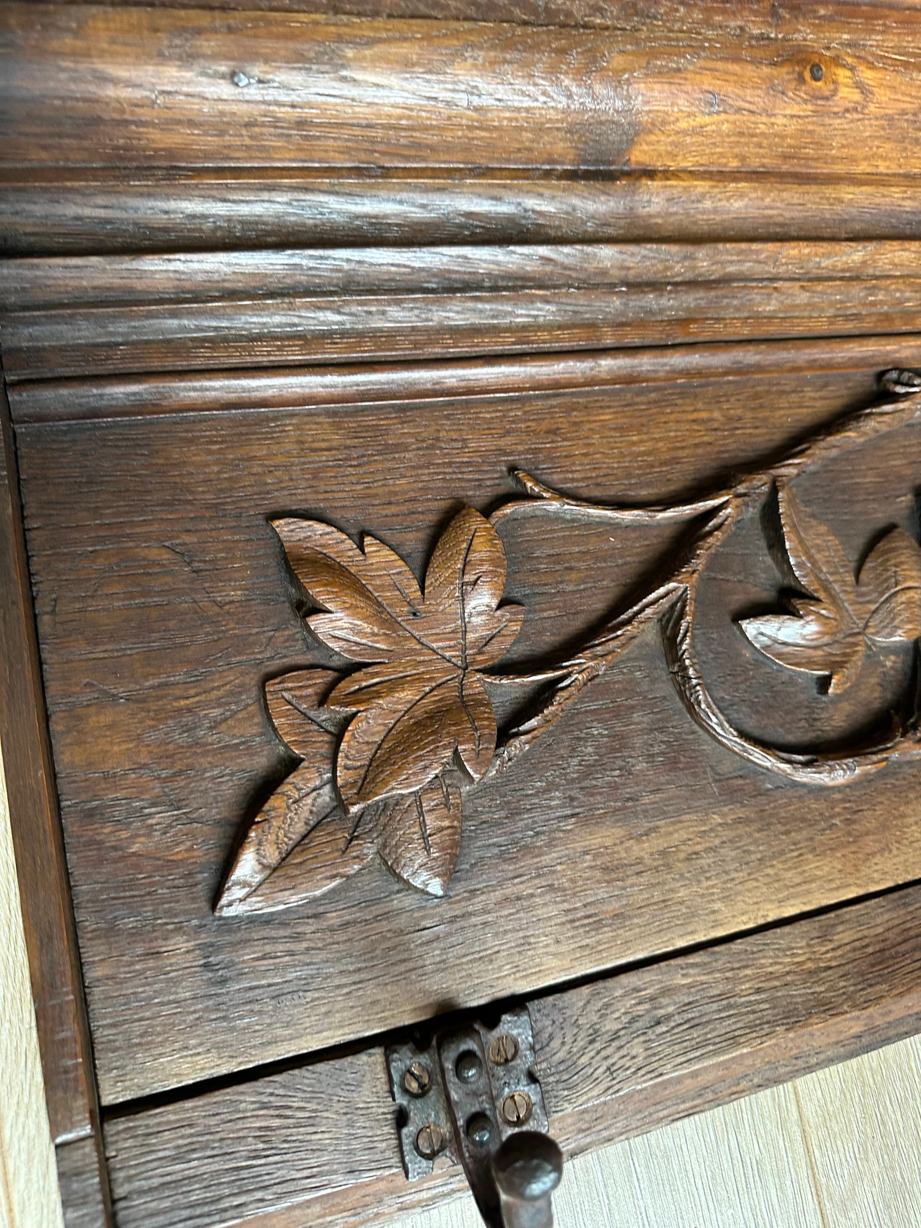 Porte-manteau mural en chêne du XIXe siècle, sculpté à la main, avec motif de feuilles et de branches en vente 3