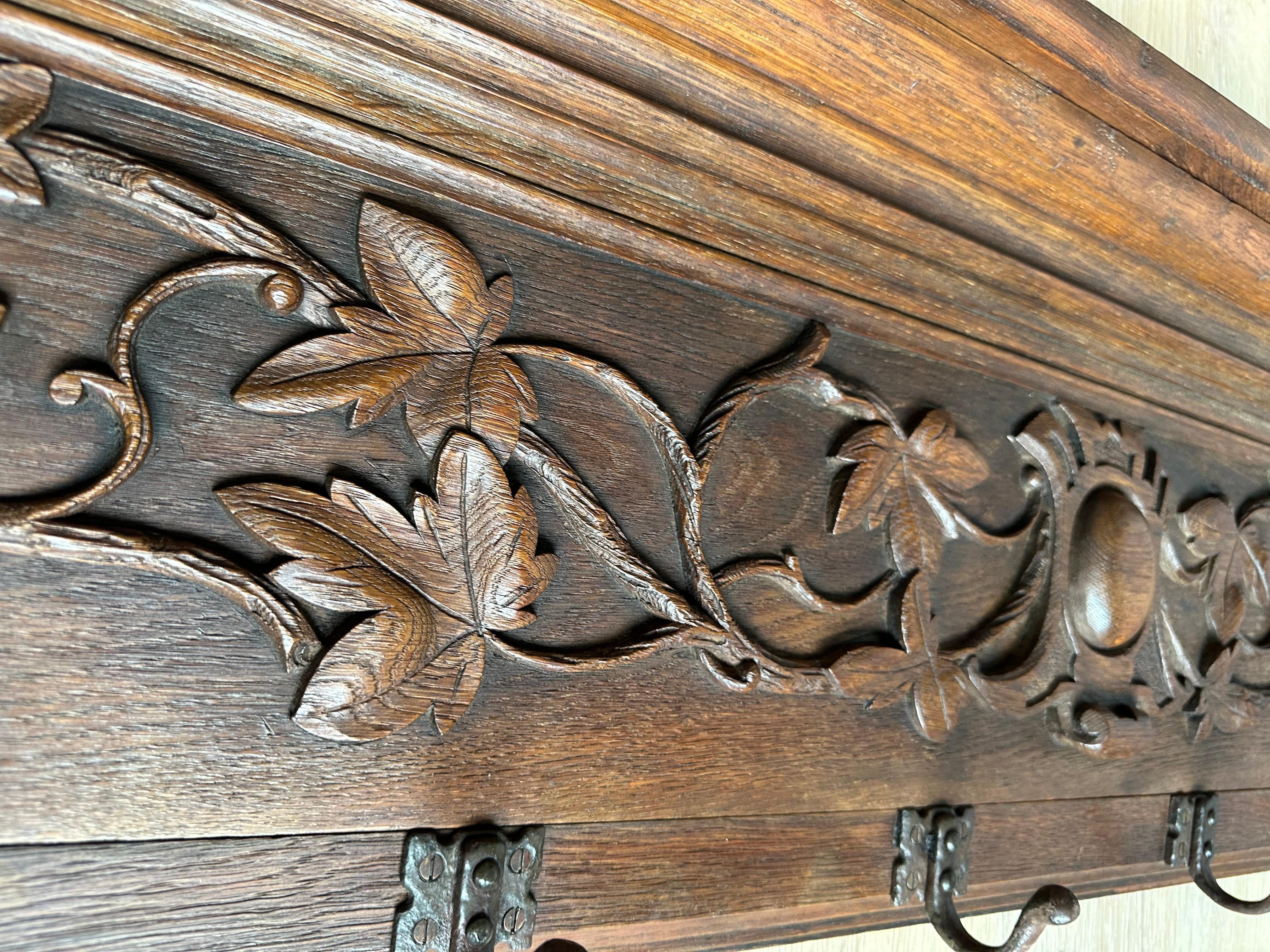 Porte-manteau mural en chêne du XIXe siècle, sculpté à la main, avec motif de feuilles et de branches en vente 4