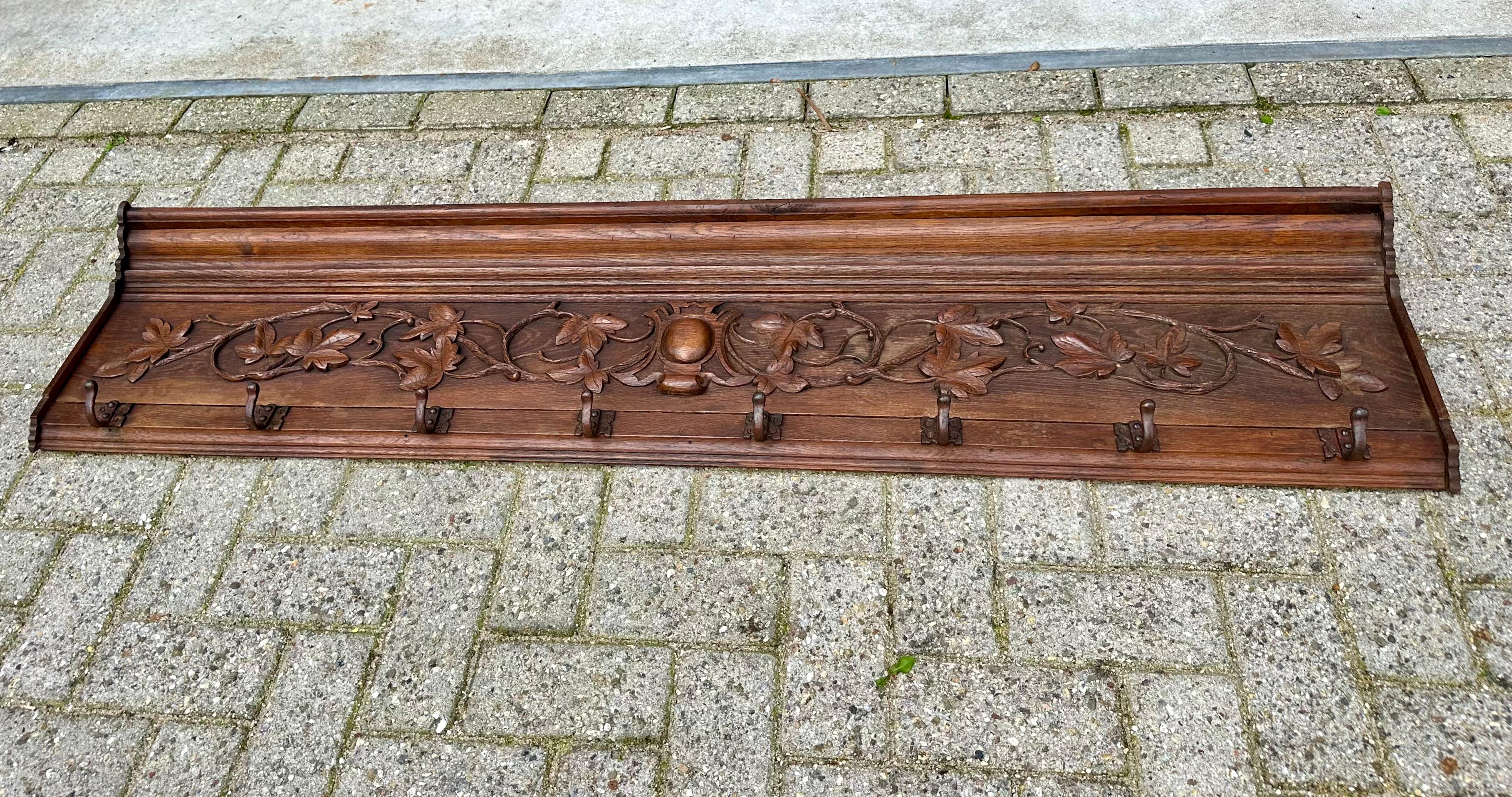 Porte-manteau mural en chêne, grand et solide, de belle facture.

Ce superbe portemanteau mural du XIXe siècle est un véritable témoignage de l'art et de l'artisanat de l'époque. Sculptée à la main dans du chêne massif, cette grande pièce