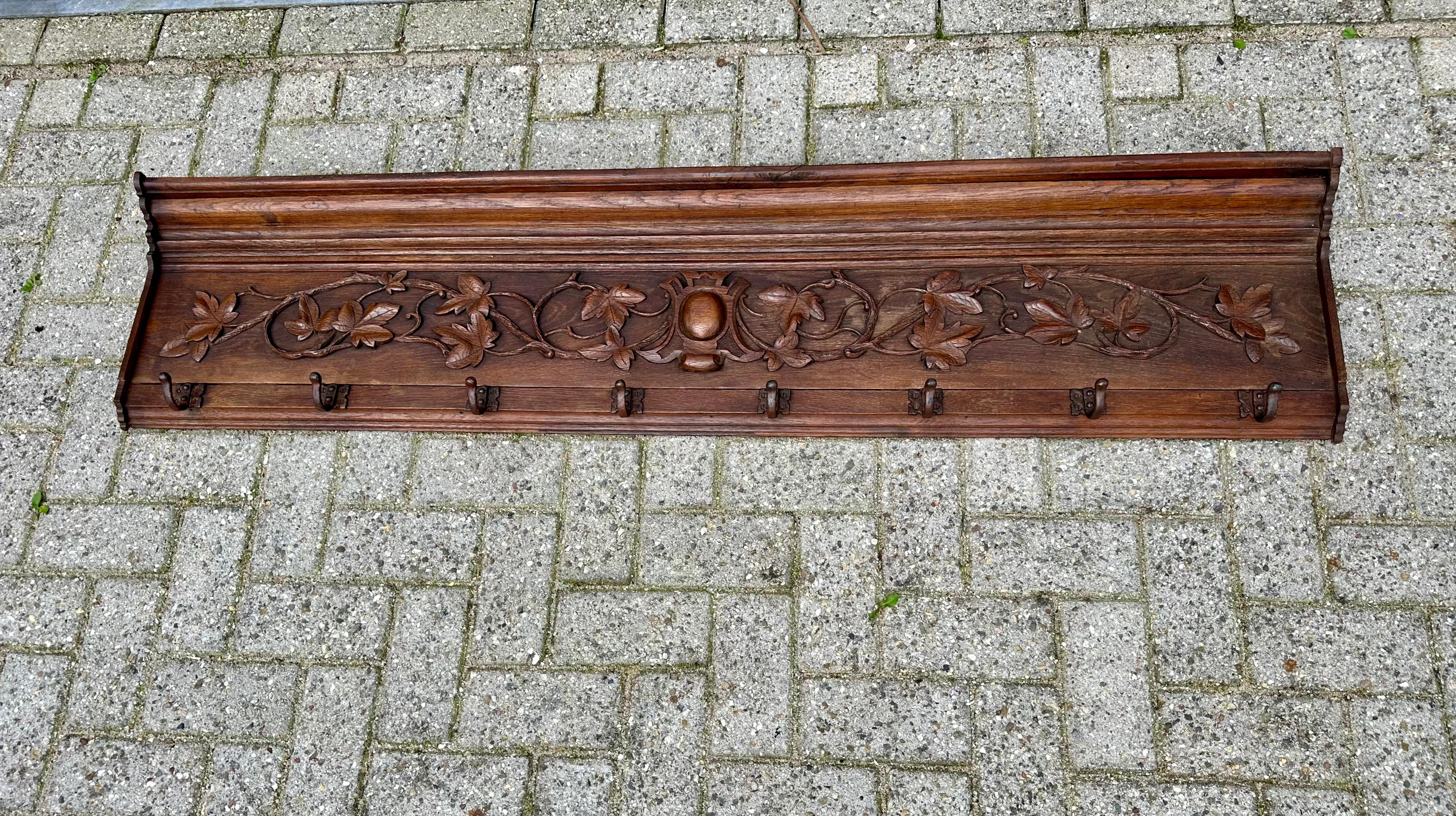 Français Porte-manteau mural en chêne du XIXe siècle, sculpté à la main, avec motif de feuilles et de branches en vente