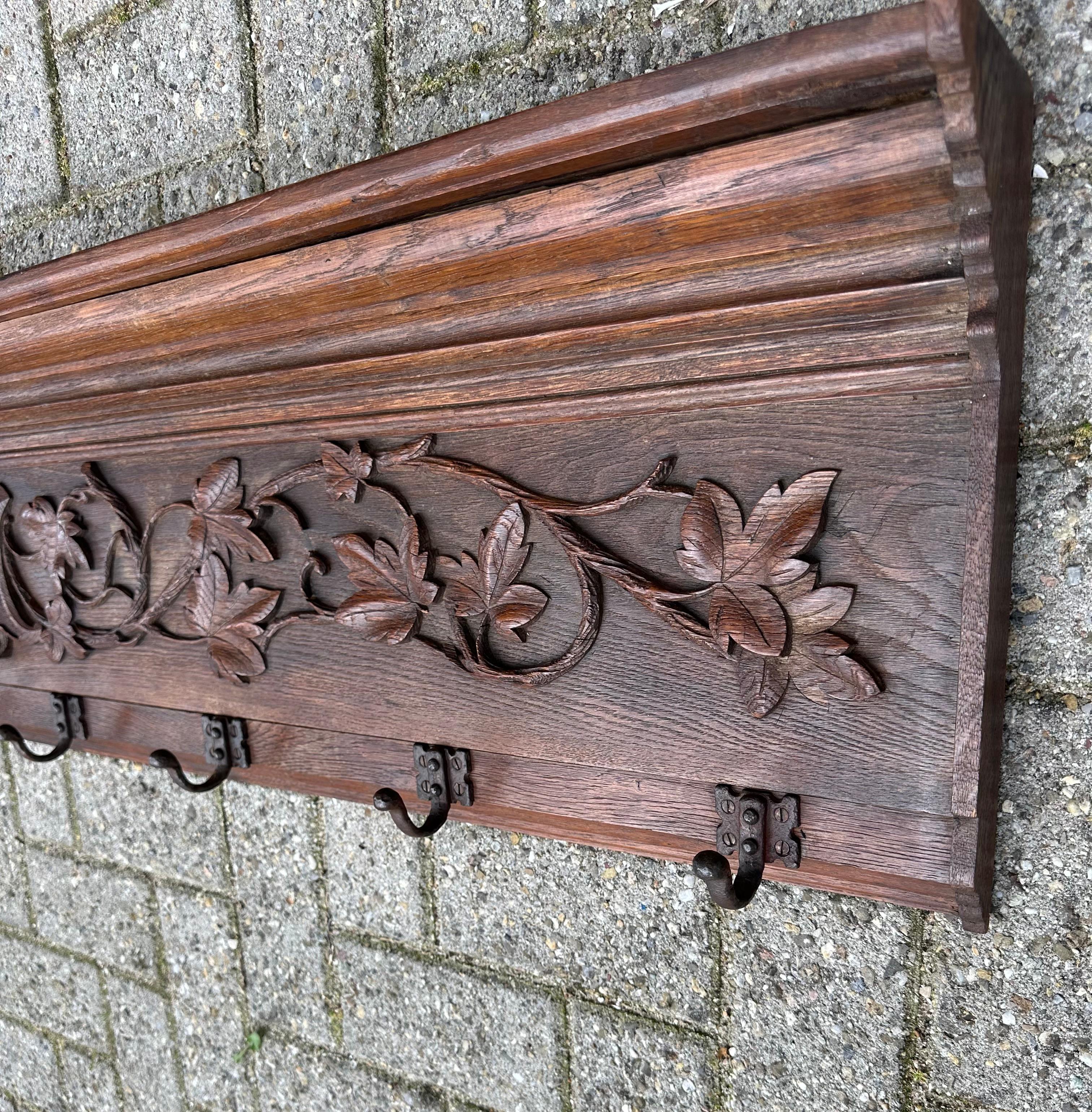 Sculpté à la main Porte-manteau mural en chêne du XIXe siècle, sculpté à la main, avec motif de feuilles et de branches en vente