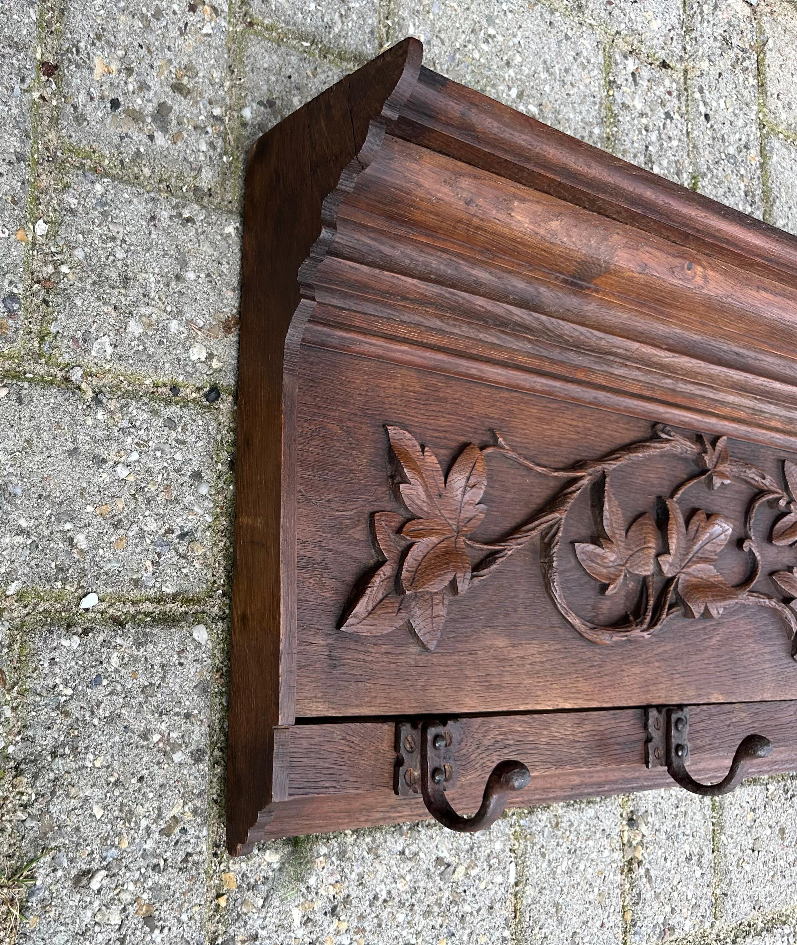 Métal Porte-manteau mural en chêne du XIXe siècle, sculpté à la main, avec motif de feuilles et de branches en vente