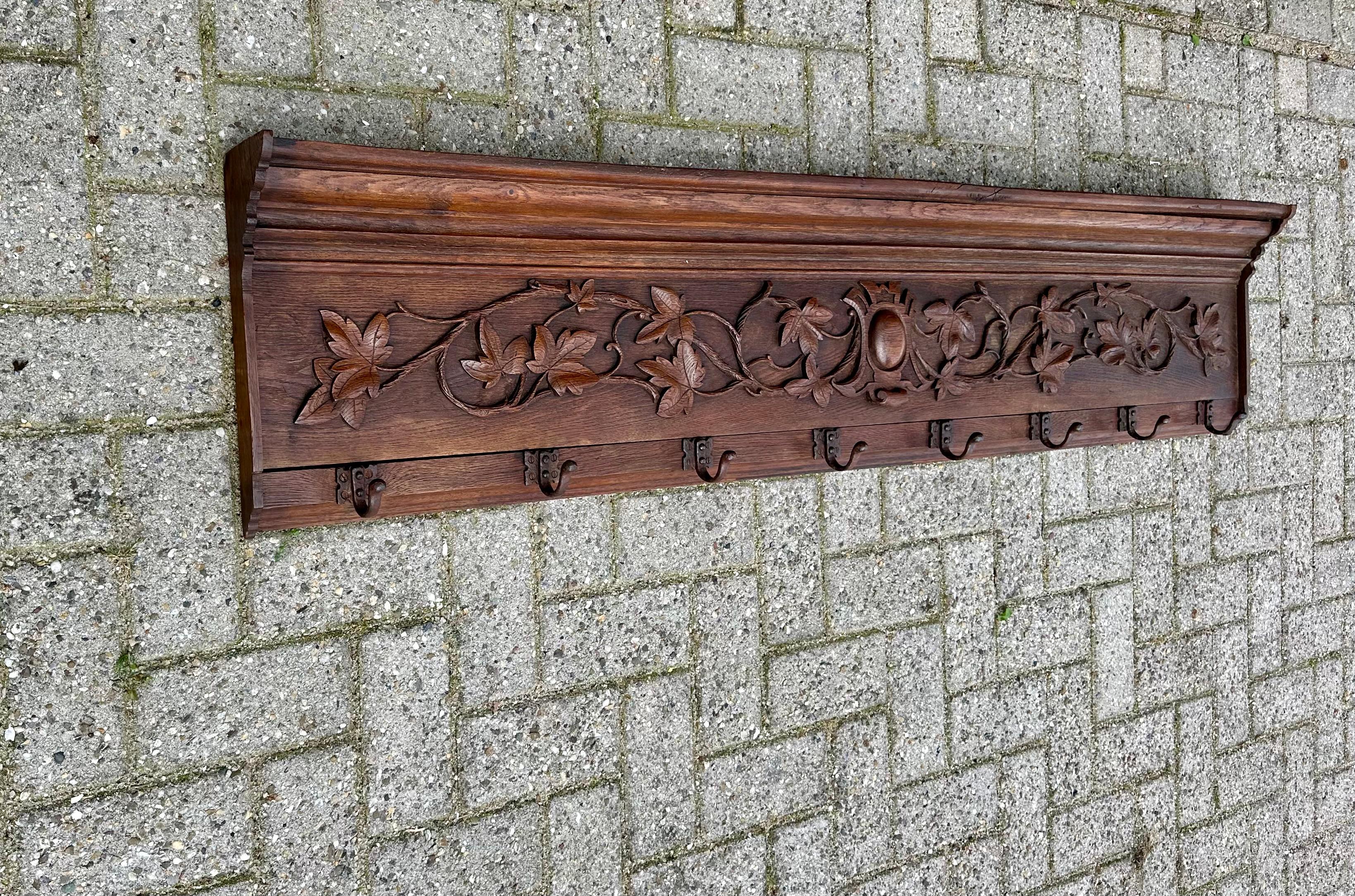 Porte-manteau mural en chêne du XIXe siècle, sculpté à la main, avec motif de feuilles et de branches Bon état - En vente à Lisse, NL