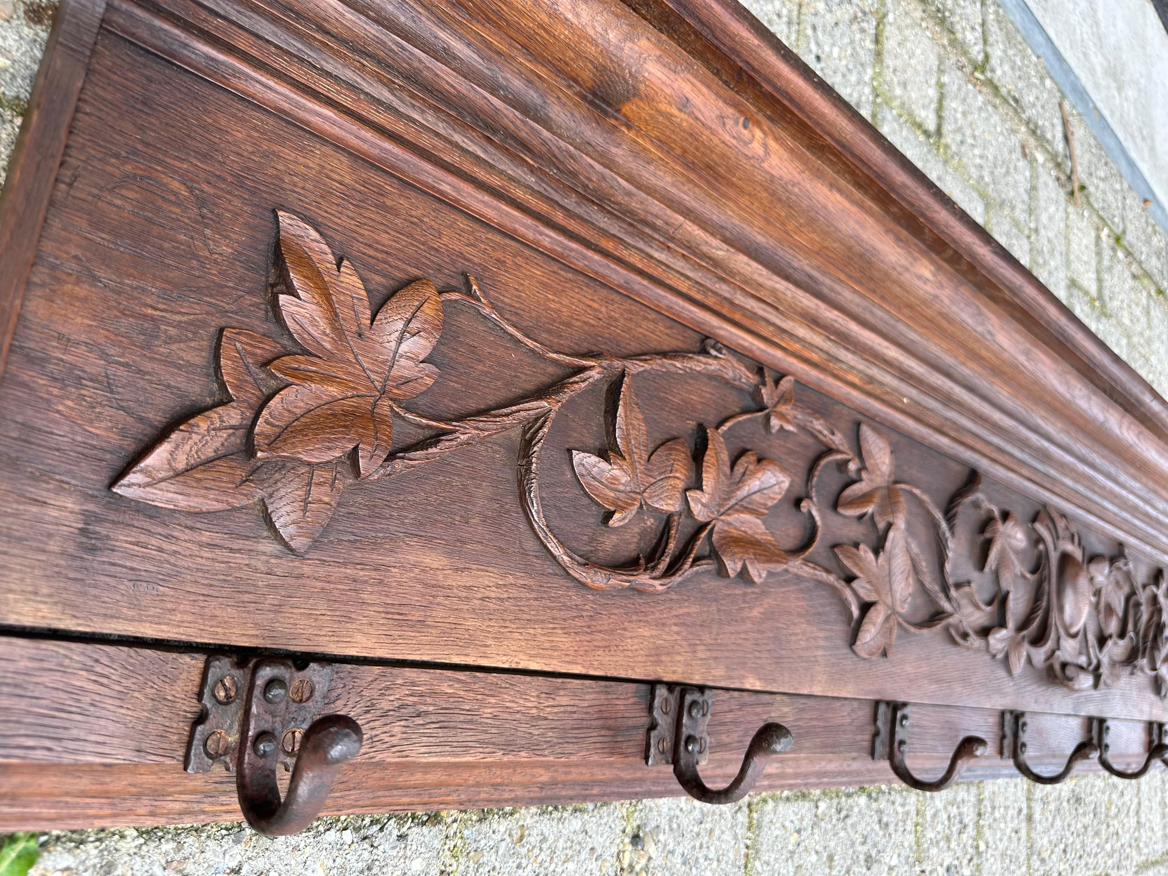 Forêt-Noire Porte-manteau mural en chêne du XIXe siècle, sculpté à la main, avec motif de feuilles et de branches en vente