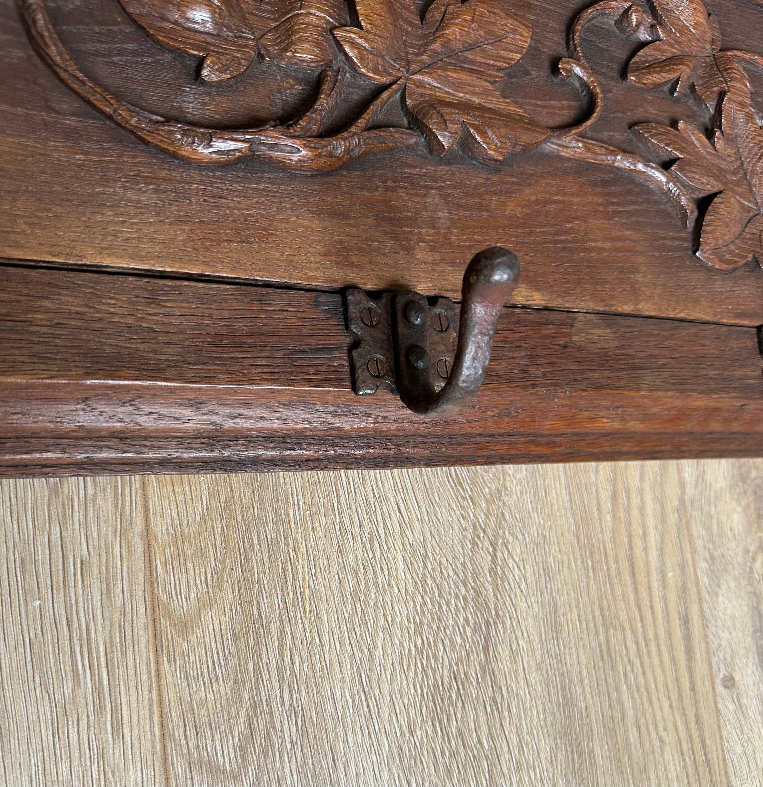 Porte-manteau mural en chêne du XIXe siècle, sculpté à la main, avec motif de feuilles et de branches en vente 2