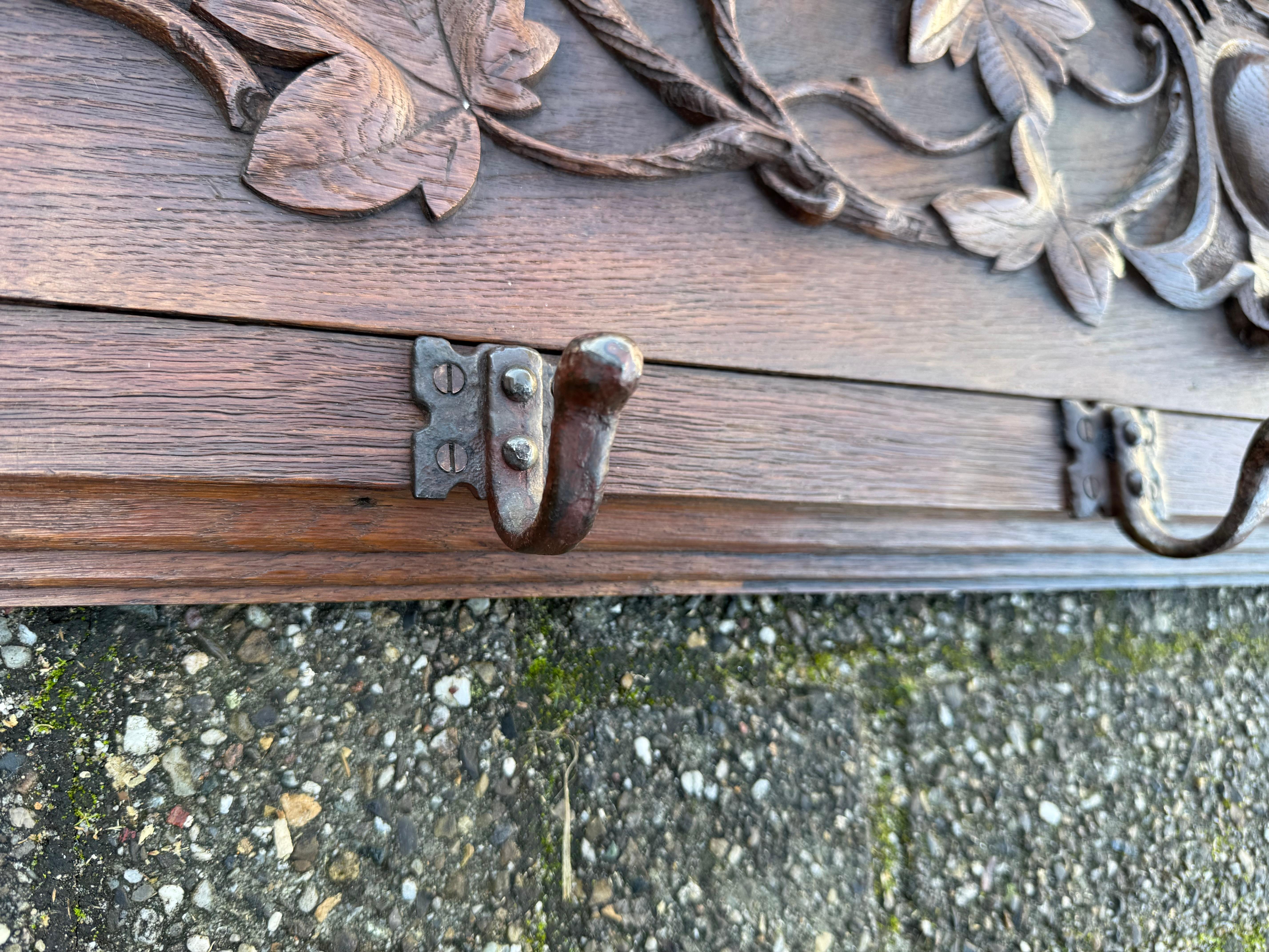 Porte-manteau mural en chêne du XIXe siècle, sculpté à la main, avec motif de feuilles et de branches en vente 10