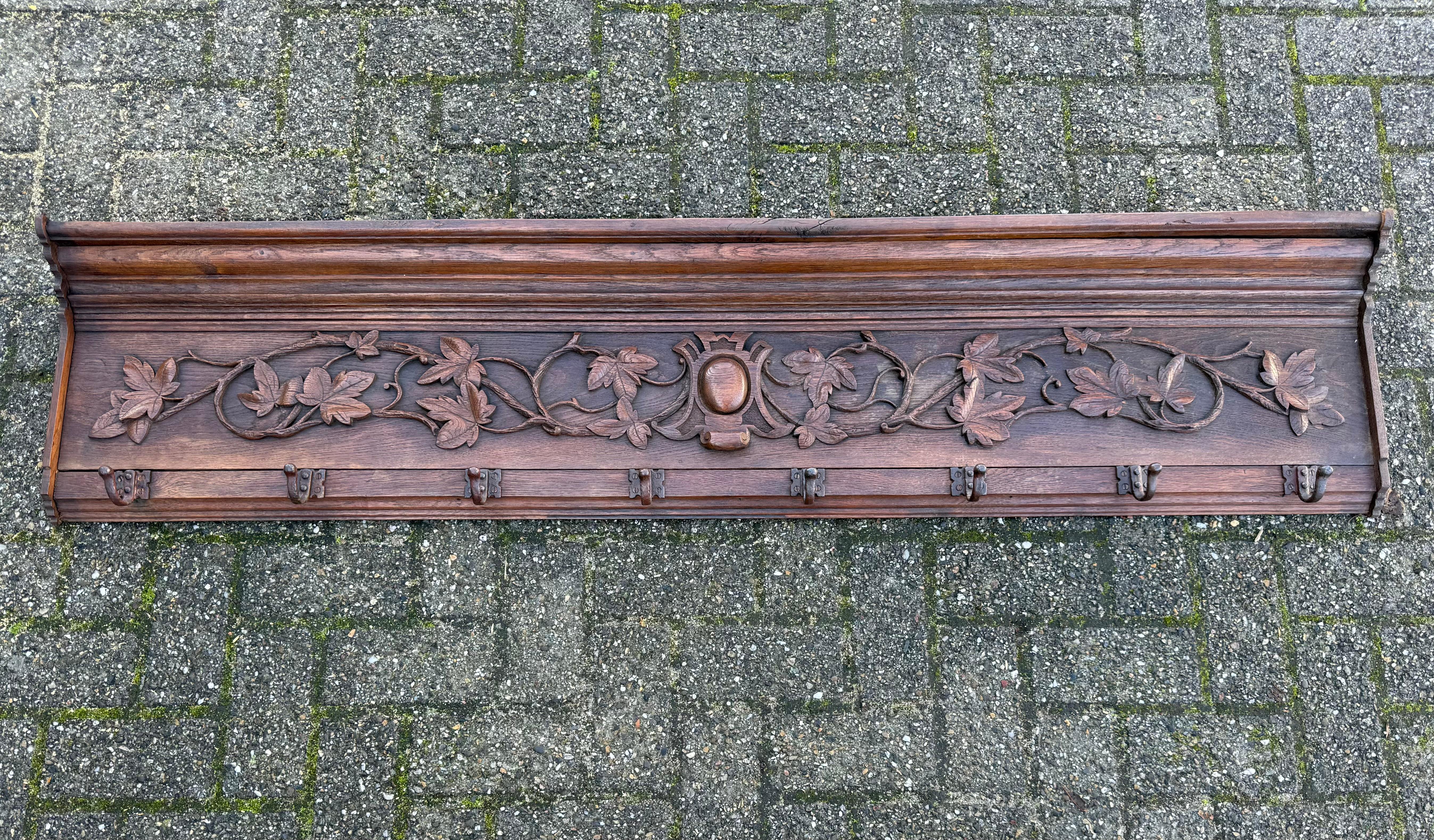 Porte-manteau mural en chêne du XIXe siècle, sculpté à la main, avec motif de feuilles et de branches en vente 5
