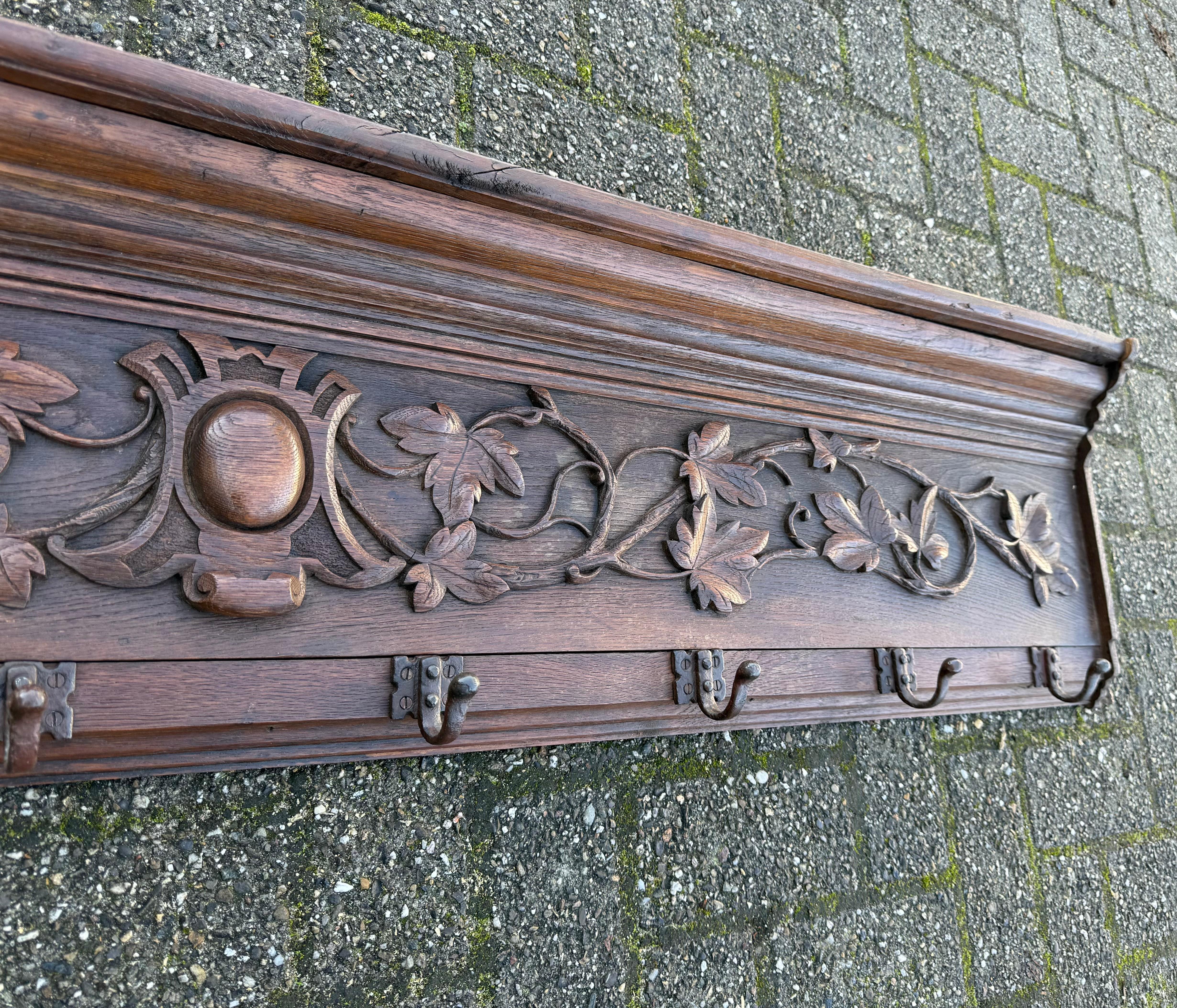 Porte-manteau mural en chêne du XIXe siècle, sculpté à la main, avec motif de feuilles et de branches en vente 7