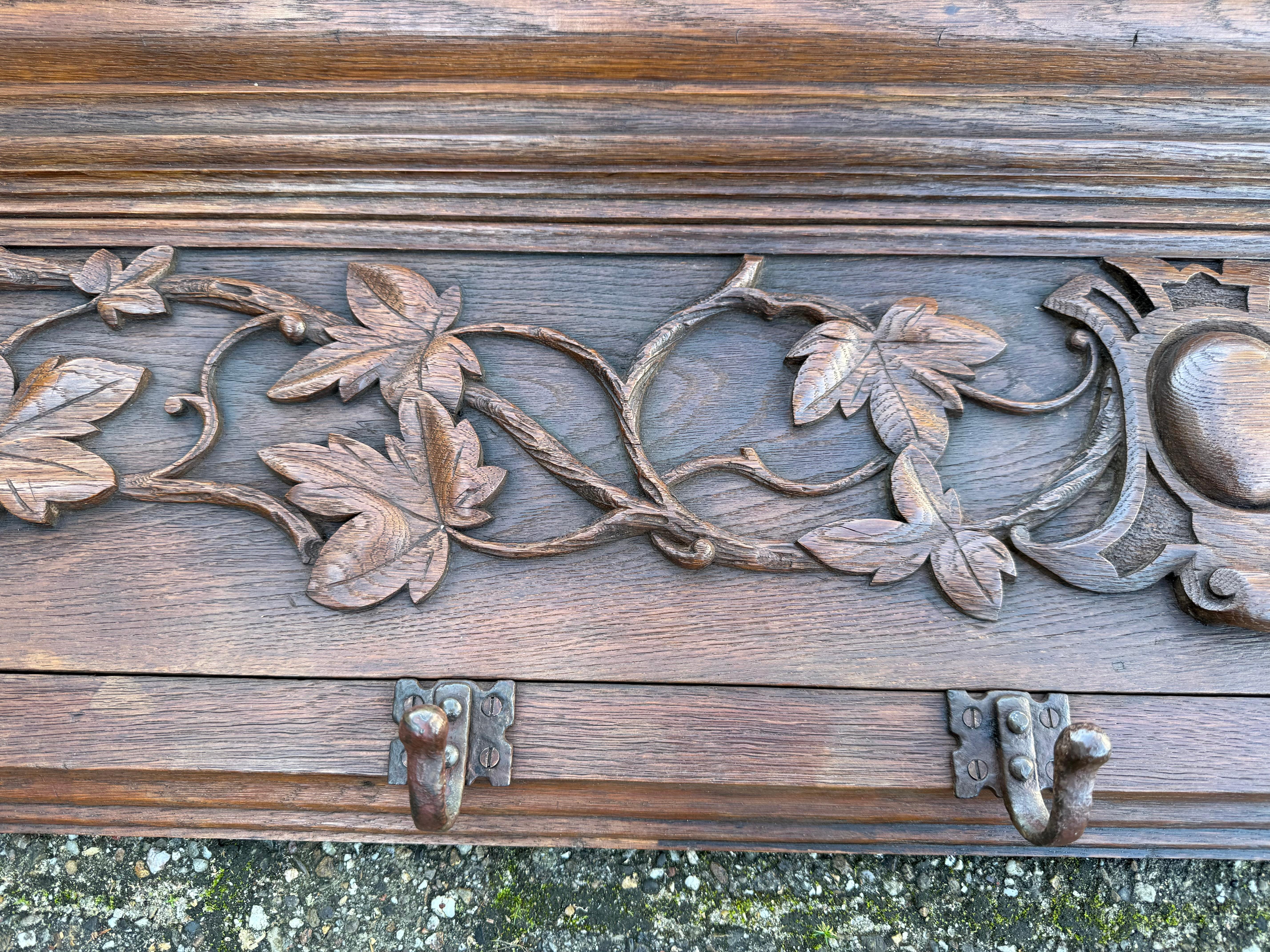 Porte-manteau mural en chêne du XIXe siècle, sculpté à la main, avec motif de feuilles et de branches en vente 9