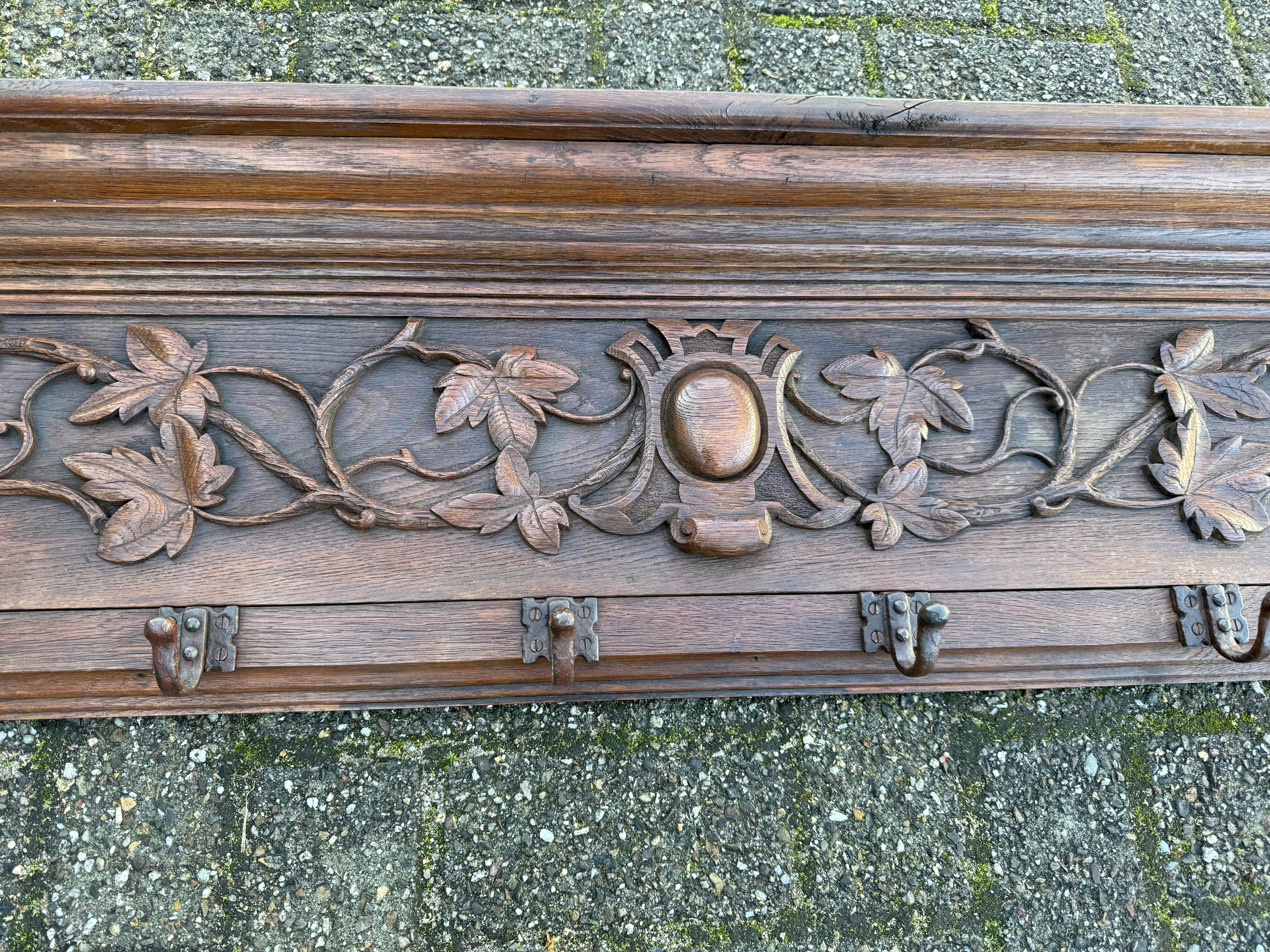 Porte-manteau mural en chêne du XIXe siècle, sculpté à la main, avec motif de feuilles et de branches en vente 8