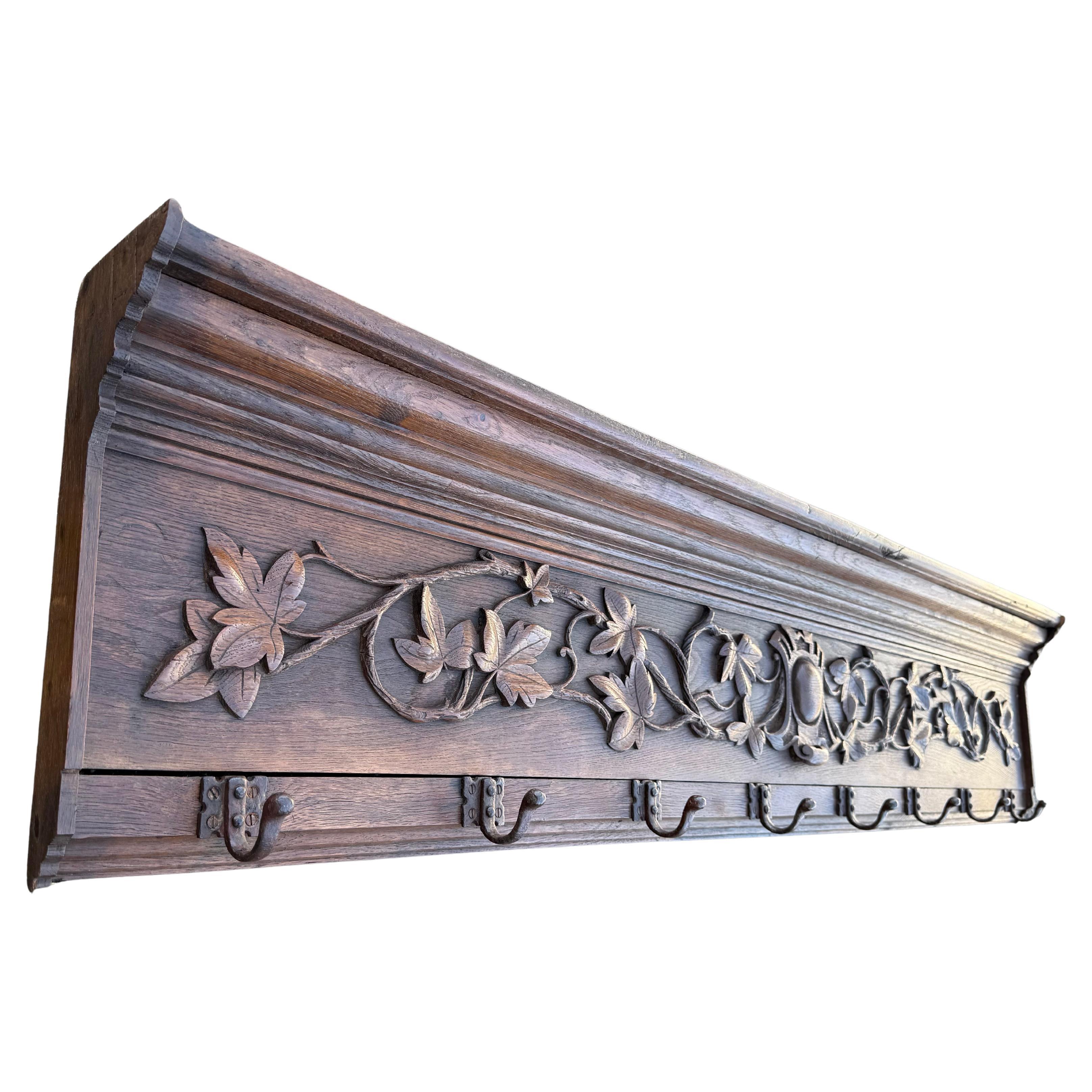 Porte-manteau mural en chêne du XIXe siècle, sculpté à la main, avec motif de feuilles et de branches