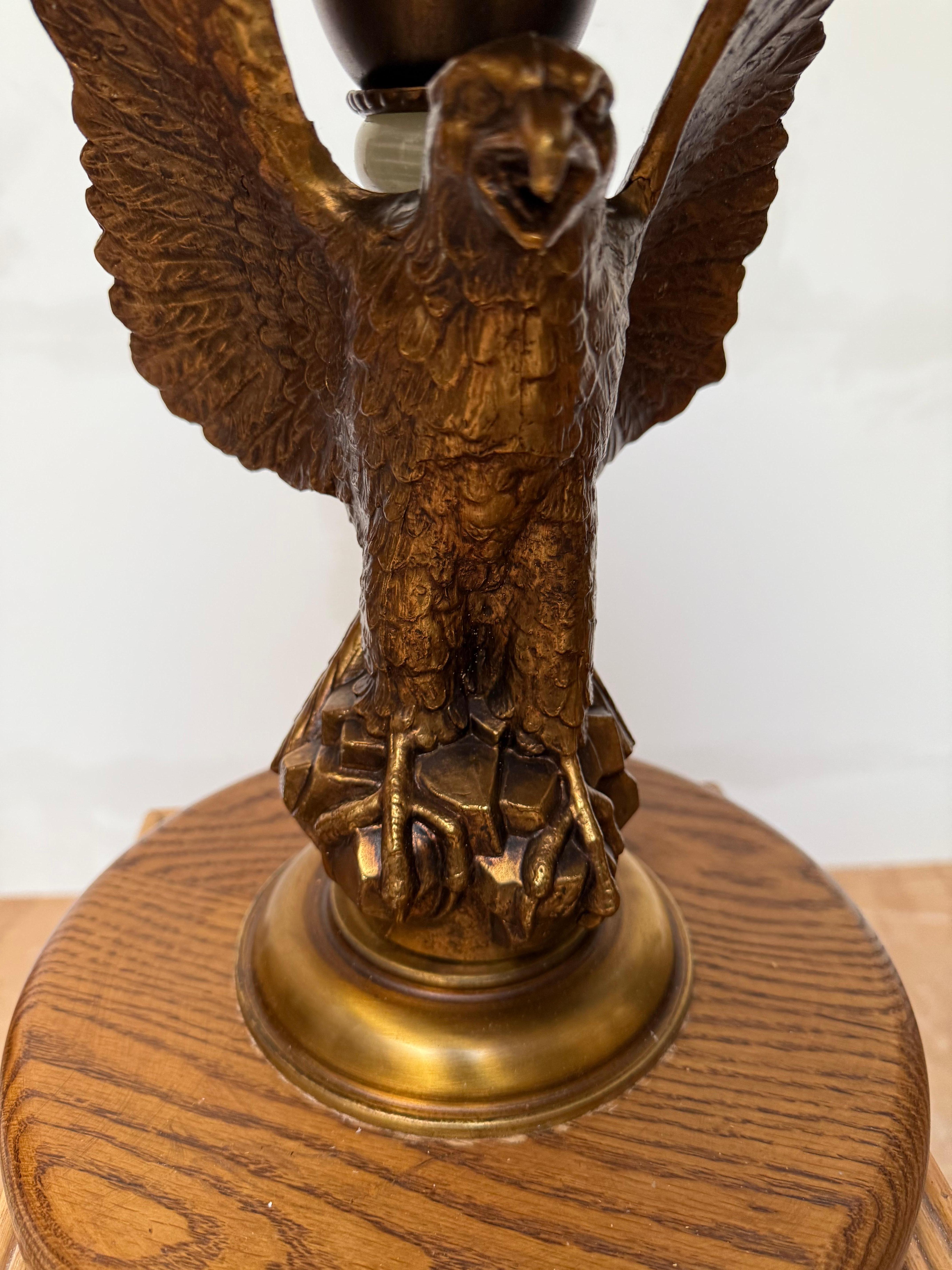 Stunning Oak and Bronzed w Bald Eagle Round End Table / Wine Table / Plant Stand In Good Condition For Sale In Lisse, NL