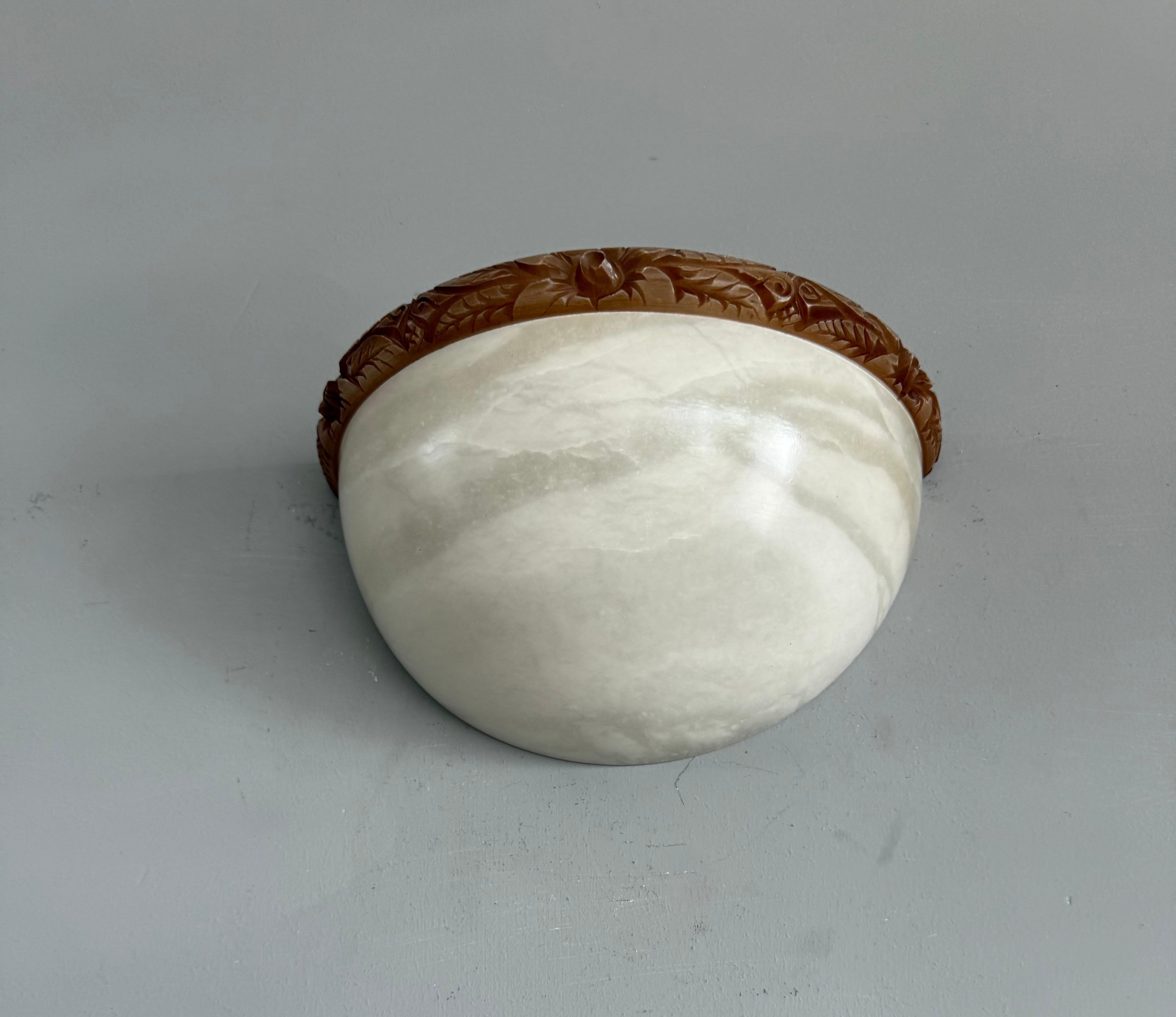 Europeo Coppia di scensori/luci da parete in alabastro bianco in stile Art Déco, epoca metà del secolo scorso in vendita