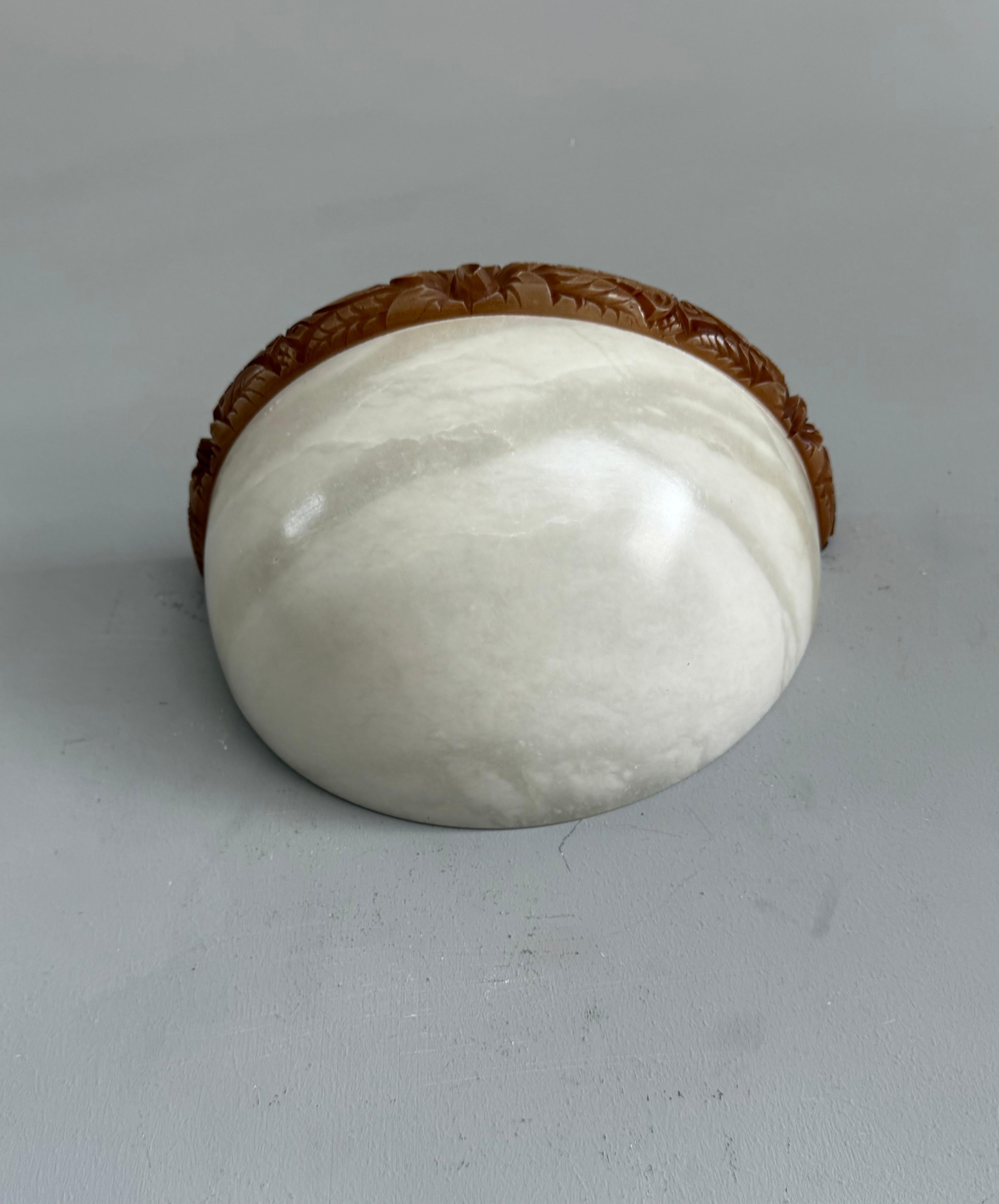 Intagliato a mano Coppia di scensori/luci da parete in alabastro bianco in stile Art Déco, epoca metà del secolo scorso in vendita