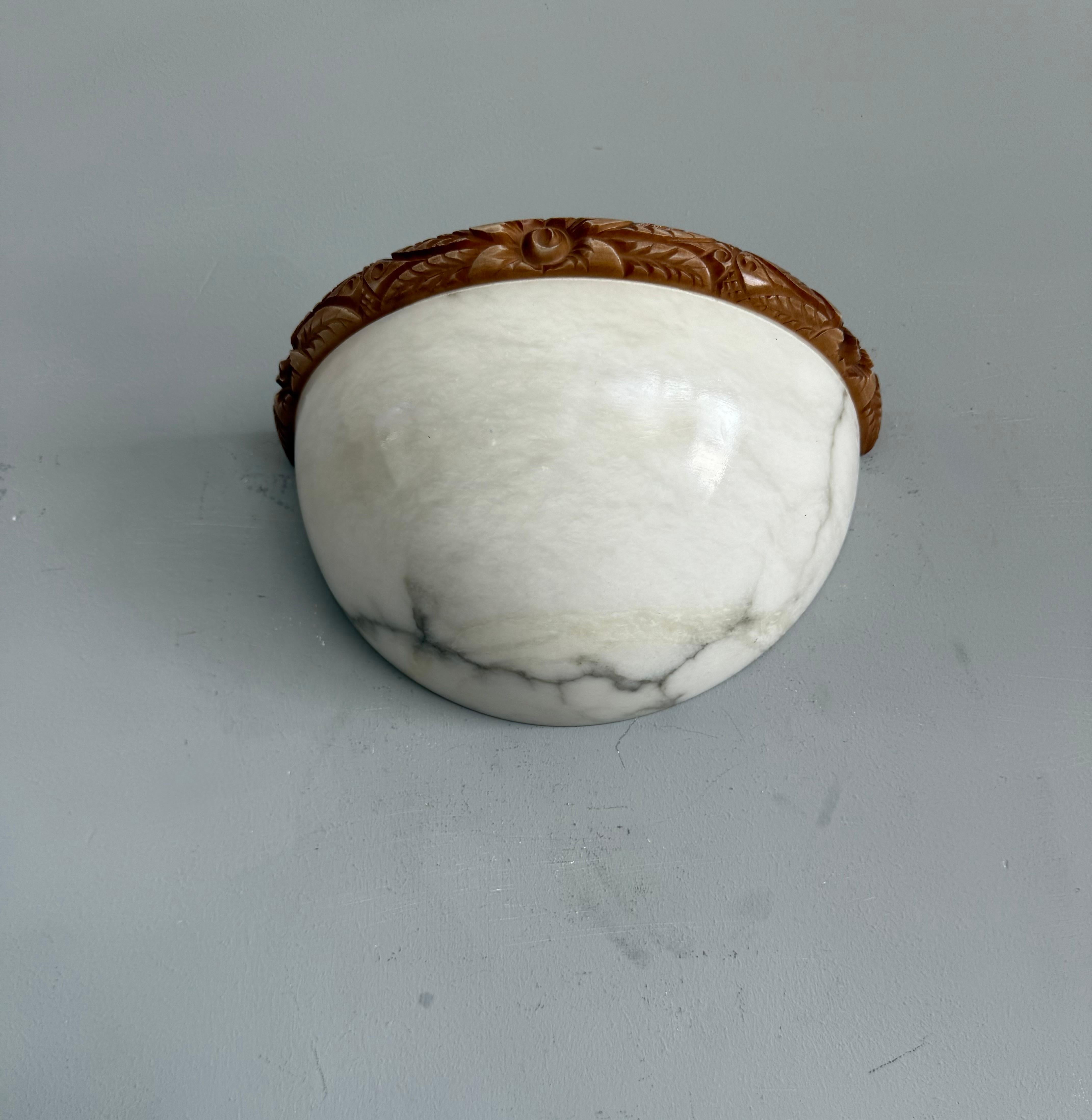 XX secolo Coppia di scensori/luci da parete in alabastro bianco in stile Art Déco, epoca metà del secolo scorso in vendita
