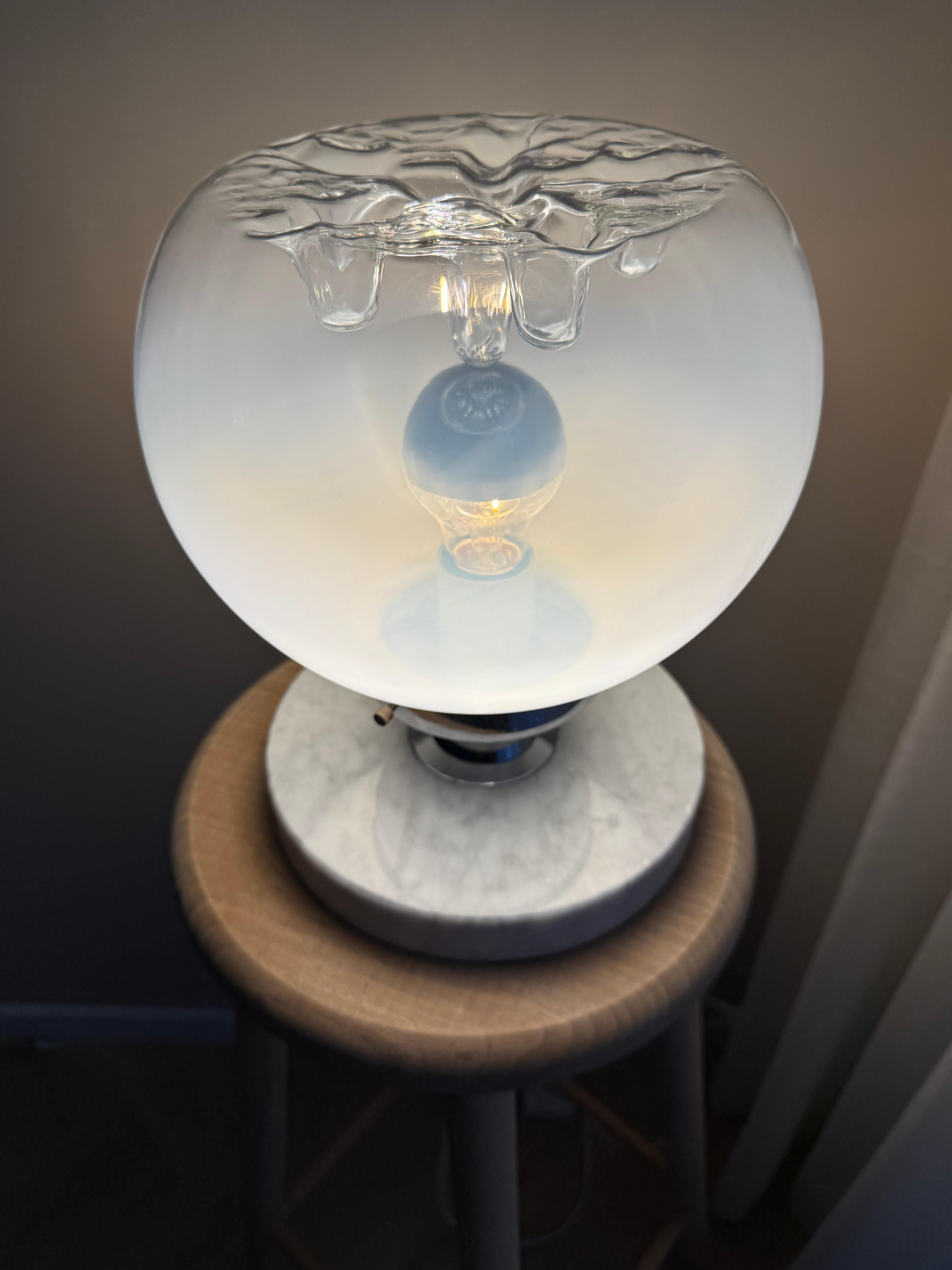 Lámpara de sobremesa de cristal de Murano de mediados de siglo con base de mármol blanco, Italia, años 70 siglo XX en venta
