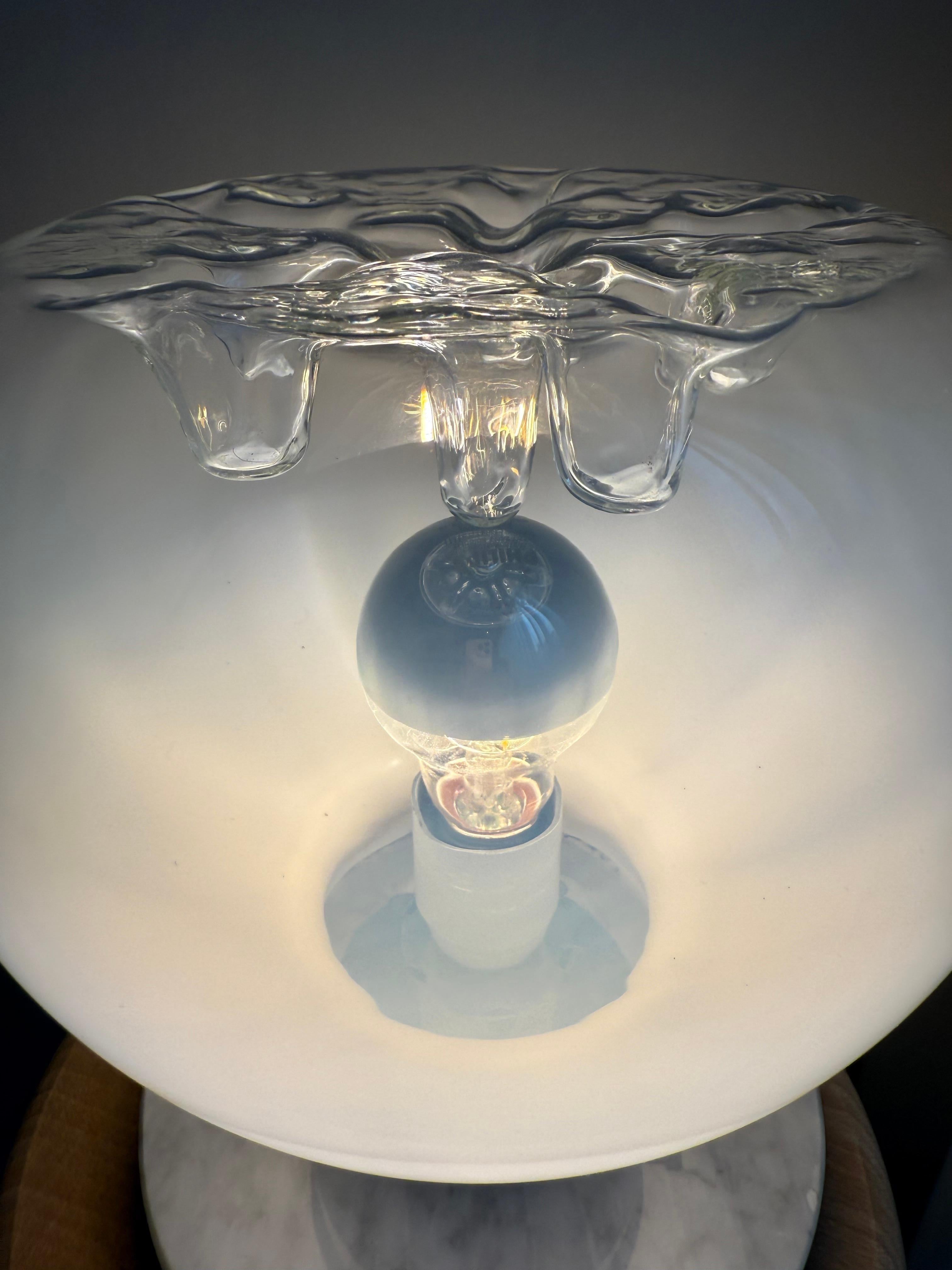 Lámpara de sobremesa de cristal de Murano de mediados de siglo con base de mármol blanco, Italia, años 70 en venta 8