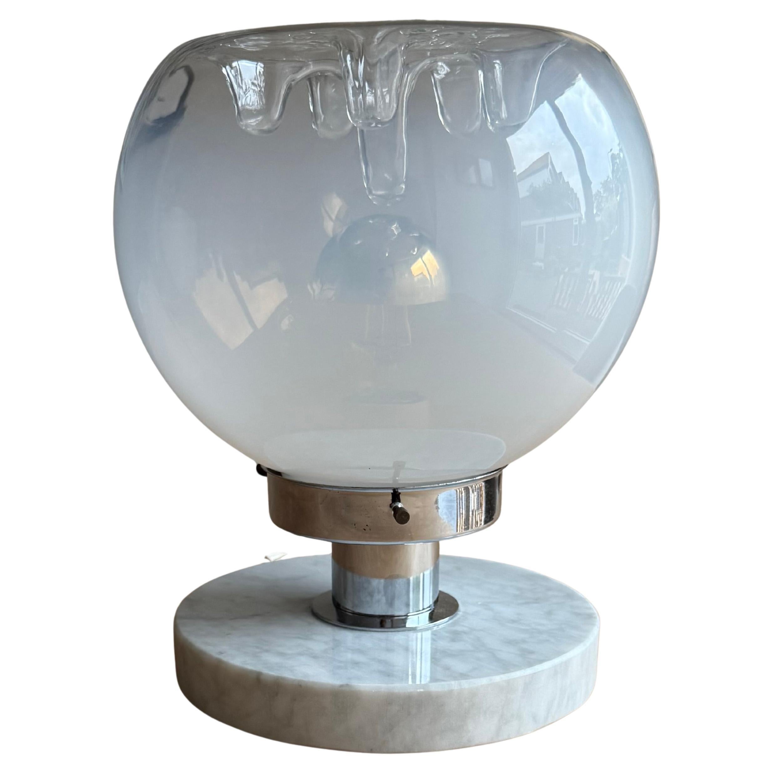 Lámpara de sobremesa de cristal de Murano de mediados de siglo con base de mármol blanco, Italia, años 70