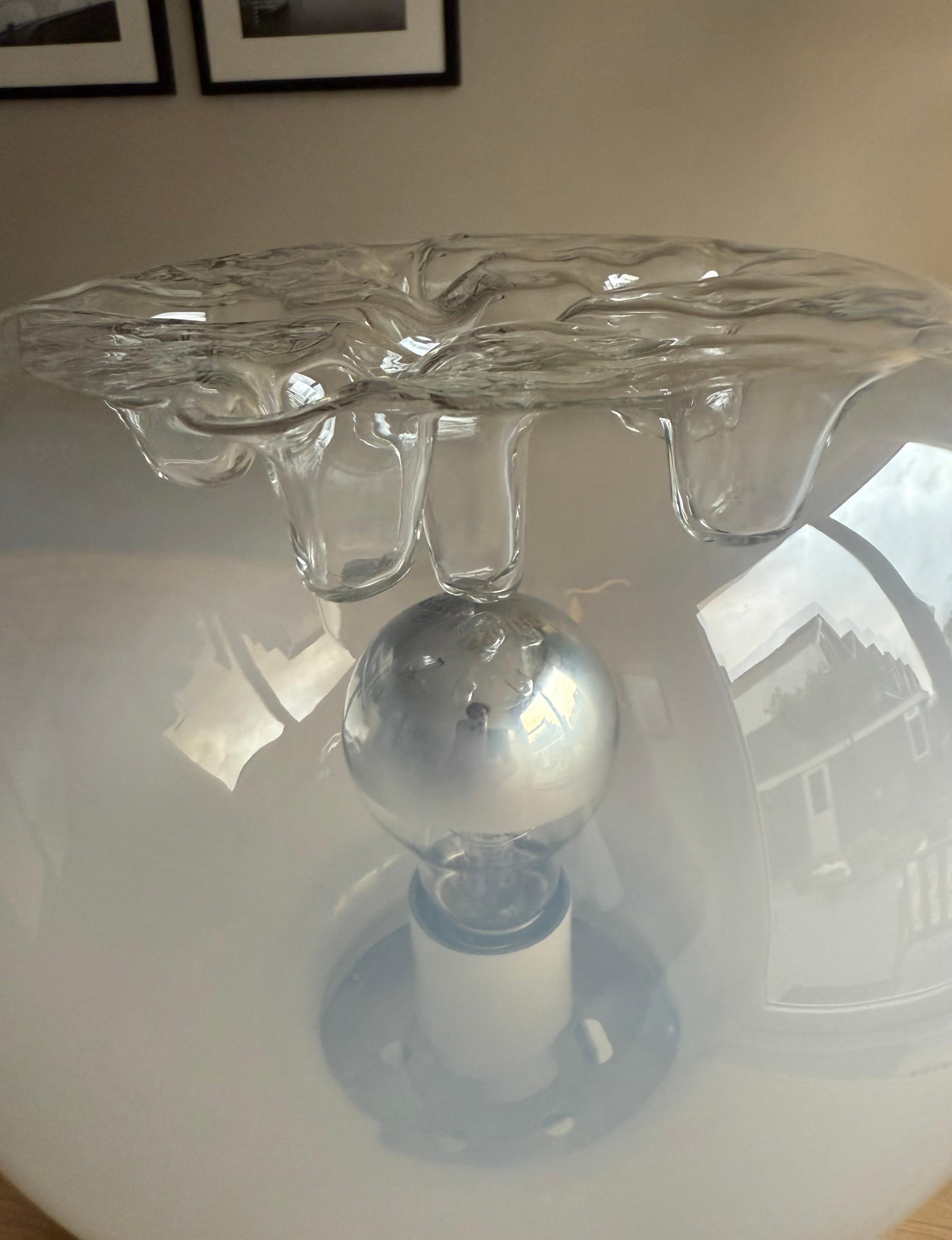Lámpara de sobremesa de cristal de Murano de mediados de siglo con base de mármol blanco, Italia, años 70 Italiano en venta