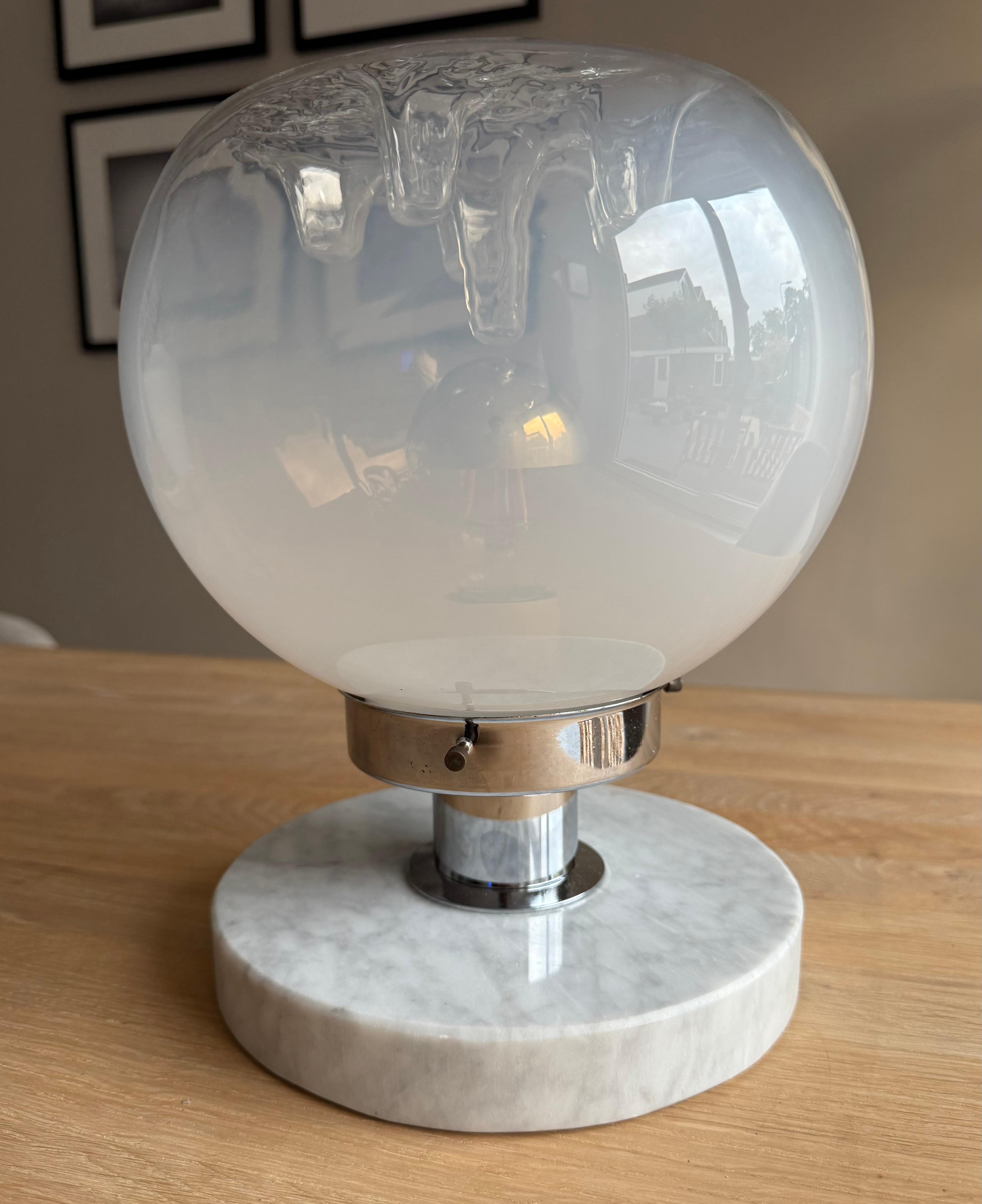 Lámpara de sobremesa de cristal de Murano de mediados de siglo con base de mármol blanco, Italia, años 70 en Bueno estado para la venta en Lisse, NL
