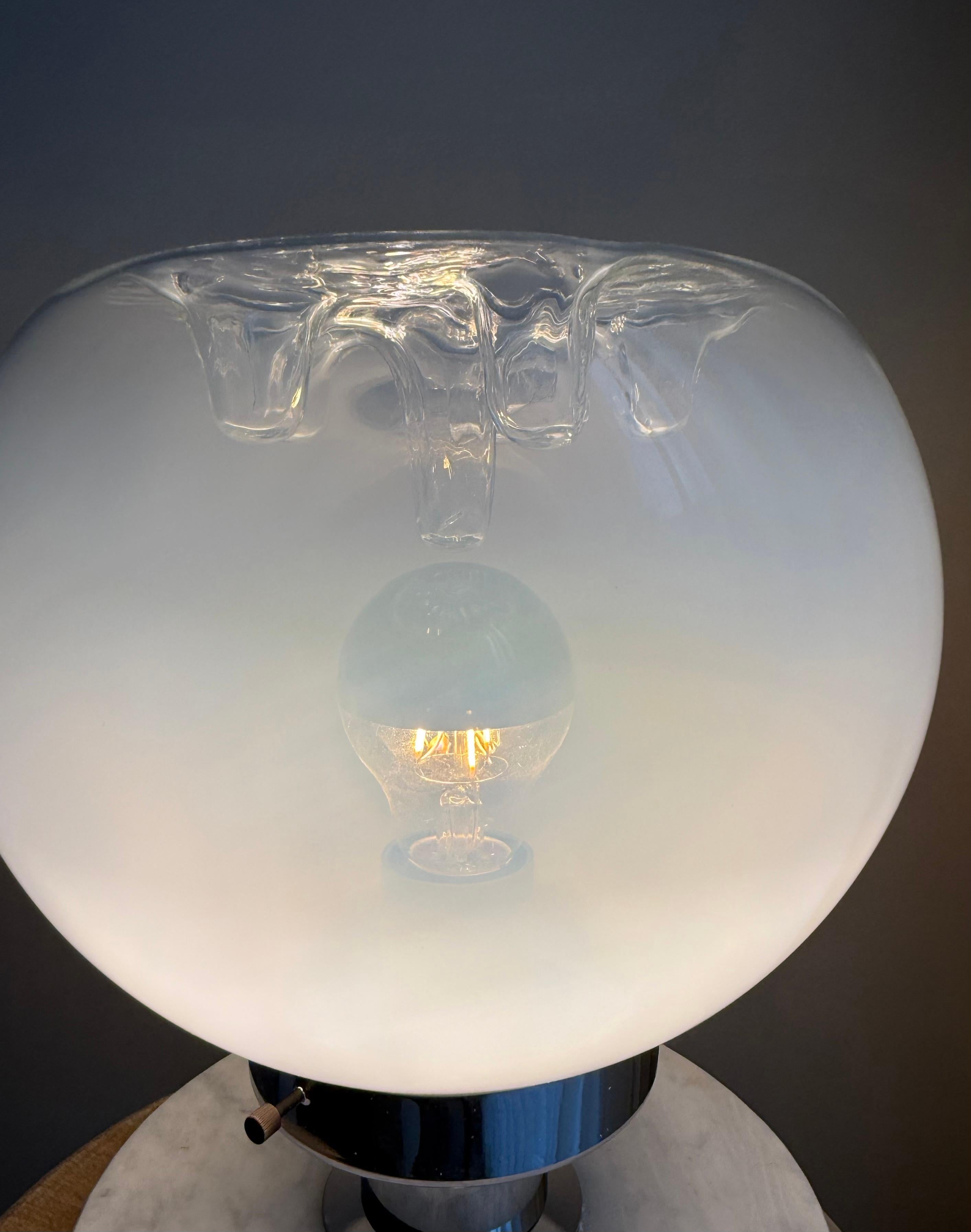 Lámpara de sobremesa de cristal de Murano de mediados de siglo con base de mármol blanco, Italia, años 70 en venta 6