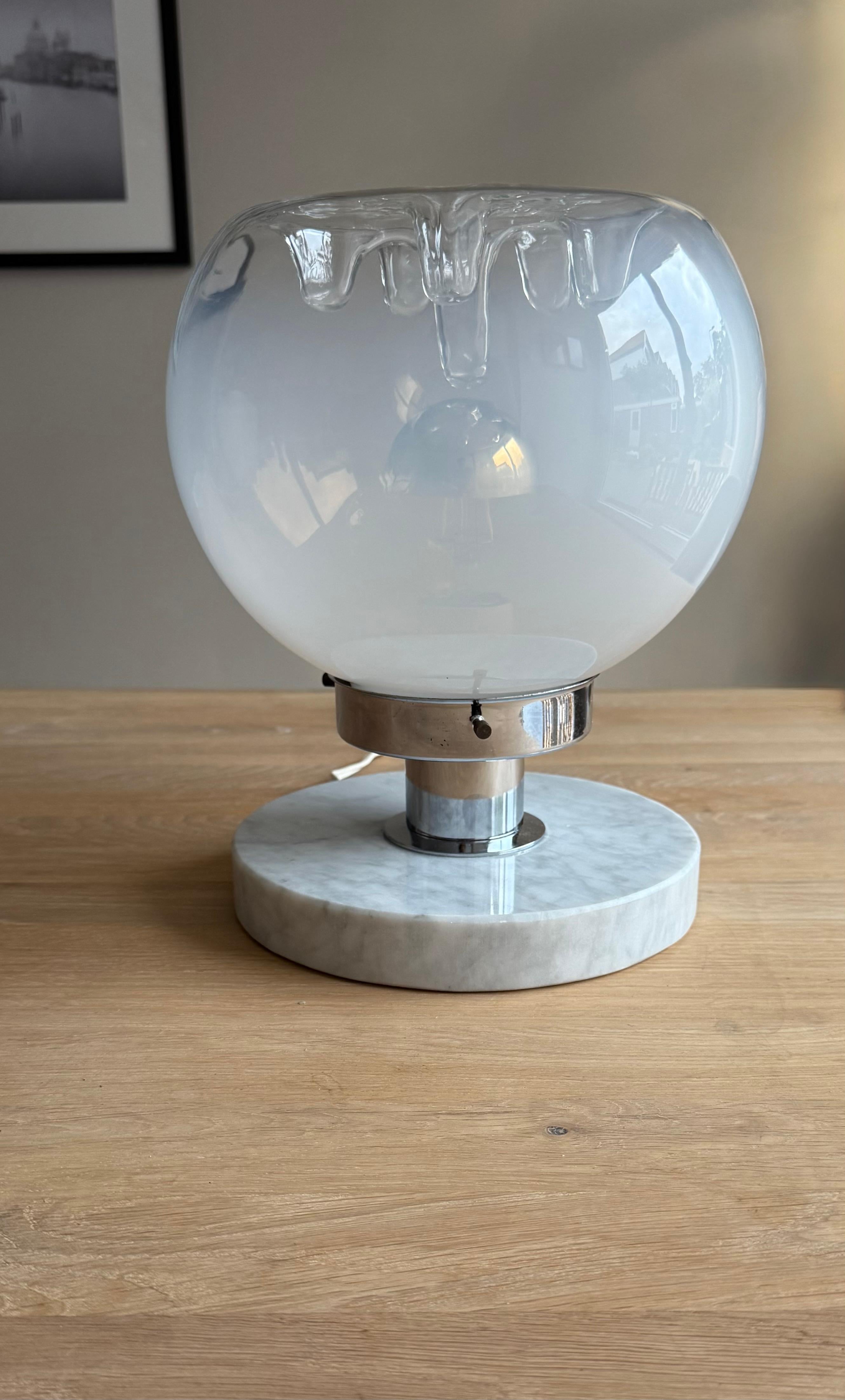 Lámpara de sobremesa de cristal de Murano de mediados de siglo con base de mármol blanco, Italia, años 70 en venta 4