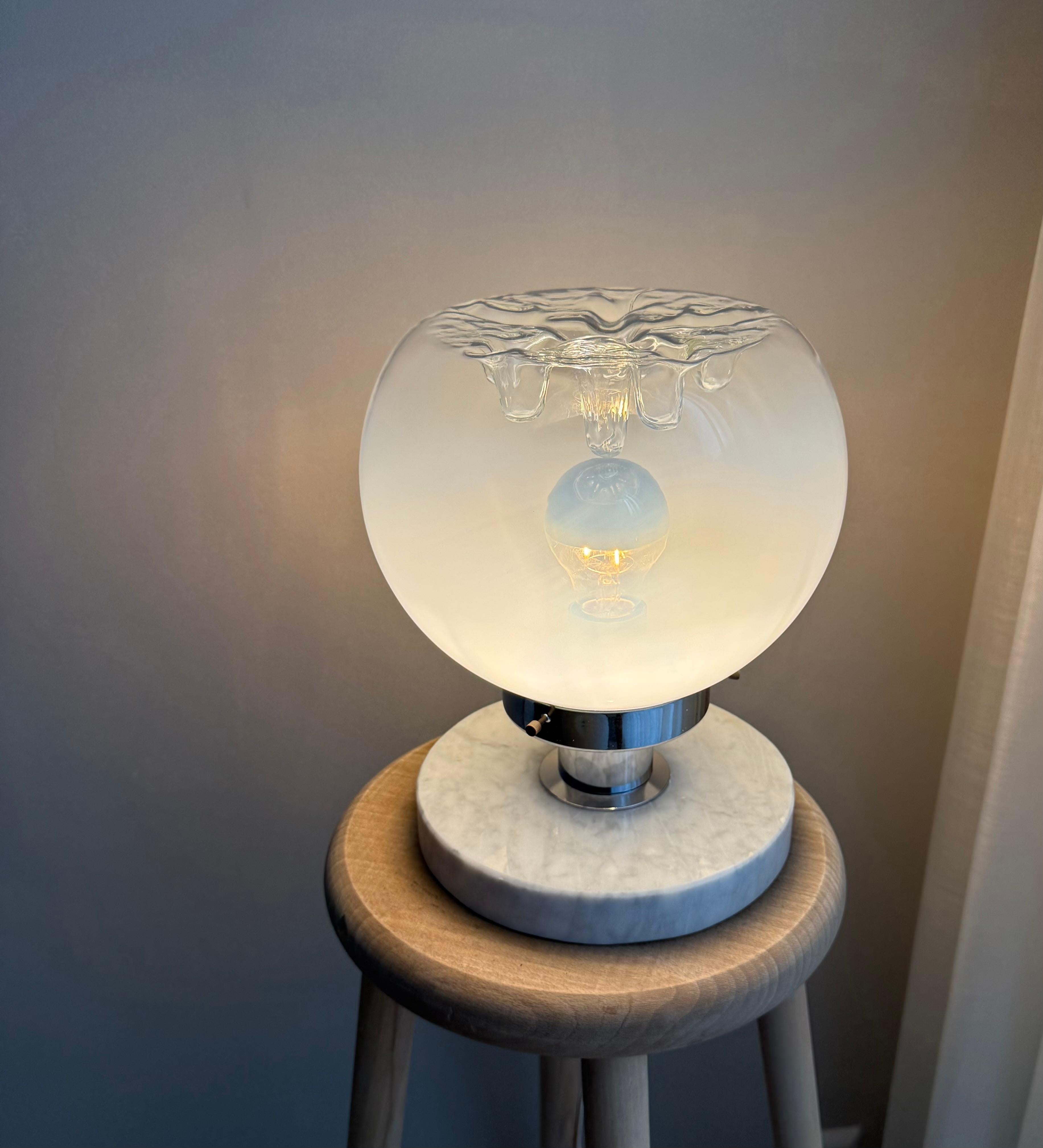 Lámpara de sobremesa de cristal de Murano de mediados de siglo con base de mármol blanco, Italia, años 70 en venta 5