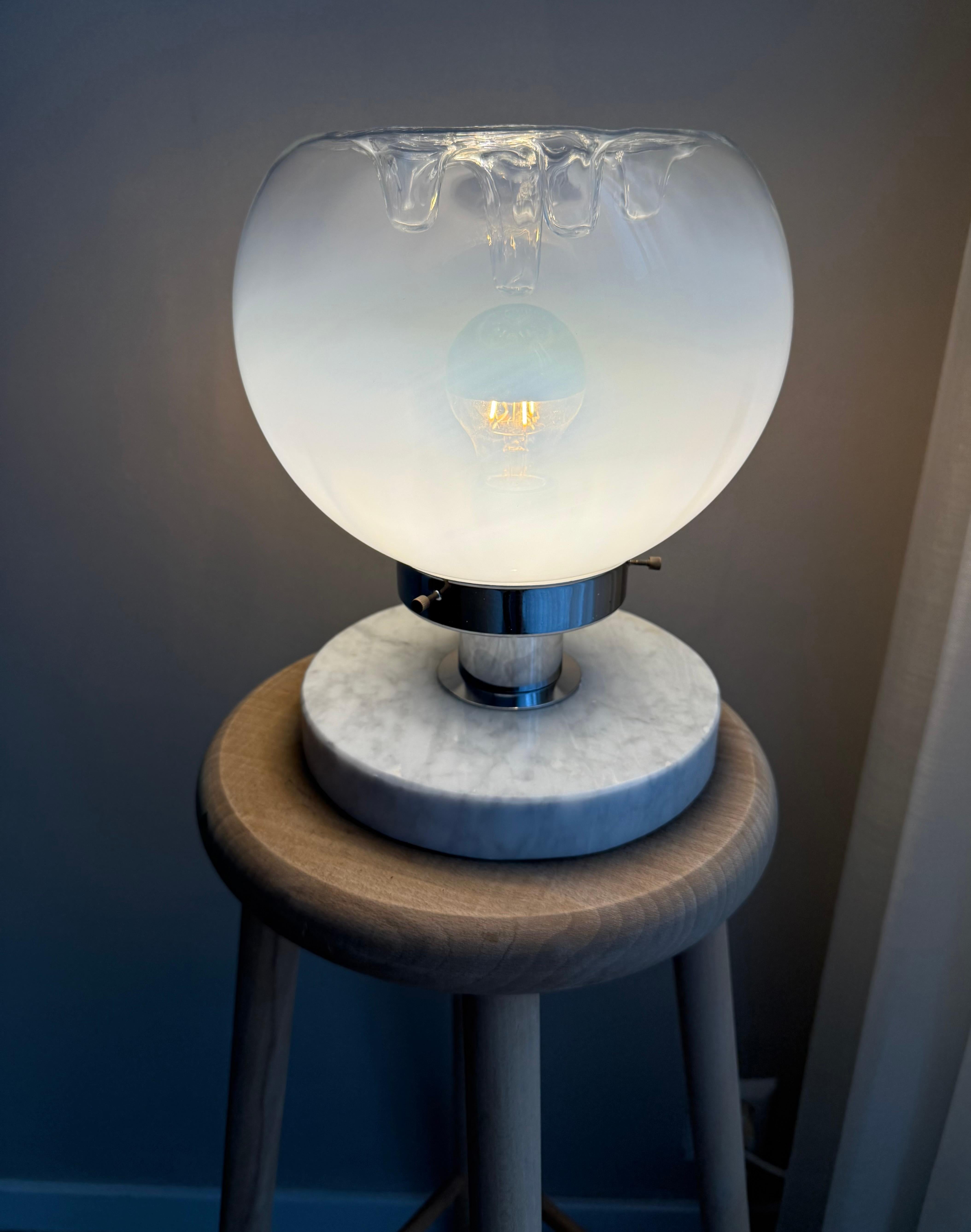 Lámpara de sobremesa de cristal de Murano de mediados de siglo con base de mármol blanco, Italia, años 70 en venta 9