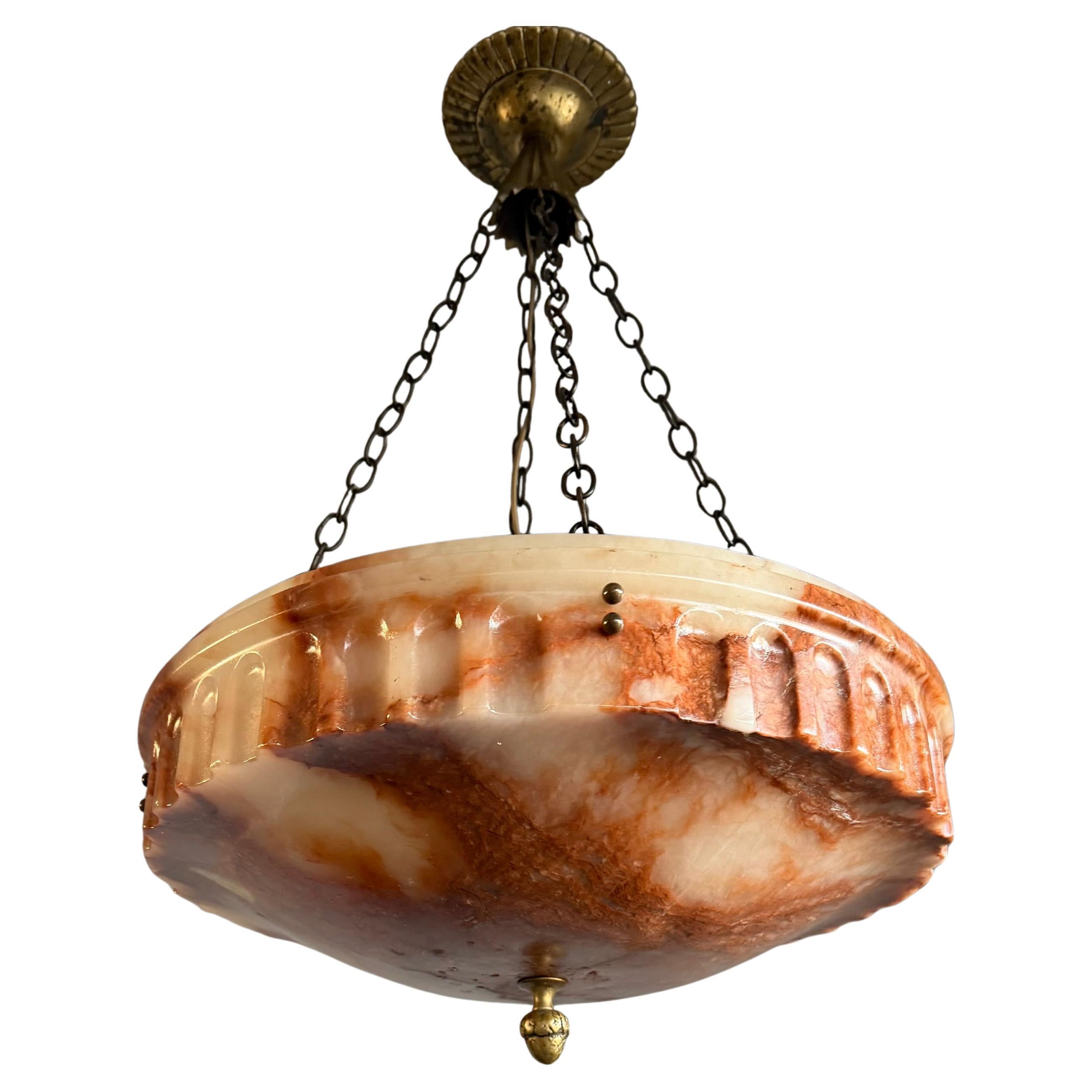 Groß D 19.5Ø" Antike Alabaster Pendelleuchte mit seltenem Flammenboyant-Farbschirm im Angebot