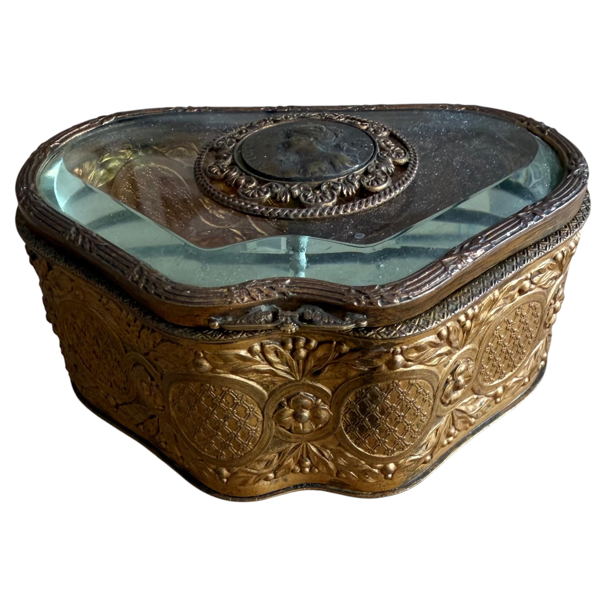 Cajita para joyas francesa de la Belle Époque, de latón dorado y cristal biselado, «Automne», hacia 1910 en venta