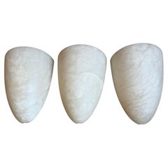 Tre lampade da parete in alabastro in stile Art Deco a forma di bozzolo dell'era moderna del Medioevo