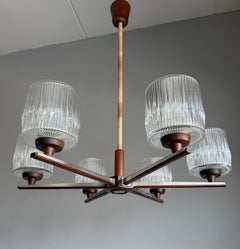 Temde Leuchten: Sechsflammiger Kronleuchter aus den 1960er Jahren aus Holz, Metall und geripptem Kunstglas