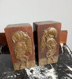Verspielte Art-déco-Buchstützenfiguren aus Eiche und geprägtem Messing in Form von Gnomen, um 1930