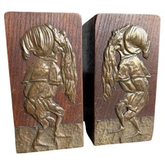 Verspielte Art-déco-Buchstützenfiguren aus Eiche und geprägtem Messing in Form von Gnomen, um 1930