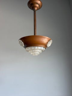 SELTENE EUROPÄISCHE ART-DECO-PENDELLEUCHTE AUS KUPFER UND GEOMETRISCHEM PRÄGEGLAS, 1930er Jahre