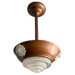 SELTENE EUROPÄISCHE ART-DECO-PENDELLEUCHTE AUS KUPFER UND GEOMETRISCHEM PRÄGEGLAS, 1930er Jahre
