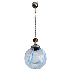 Lámpara colgante esférica de cristal de Murano italiano de los años 70 con cinta azul, cromo y madera