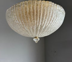 Italienische Vintage-Deckenleuchte aus geripptem Glas mit messingfarbenem Rand und Glasaufsatz