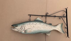 Grande insegna commerciale a forma di pesce in metallo dipinto con staffa in ferro decorata a volute, un bel colpo