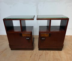 Ein Paar niederländische Nachttische im Arts-and-Crafts-Stil mit Glasplatten und geometrischen Holzdekoren