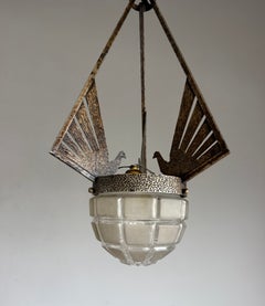 Lampada a sospensione Art Déco francese degli anni ’1920 in ferro battuto a forma di uccello con paralume geometrico in vetro