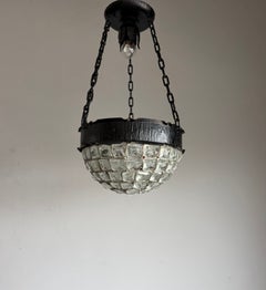 Lampada a sospensione rara in stile Arts & Crafts con vetro a mosaico e ferro martellato, primi anni del XX secolo