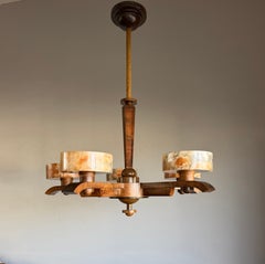 Pendelleuchte im reinem Art-Déco-Design aus Walnussholz mit fünf Alabaster-Schirmen, Kronleuchter
