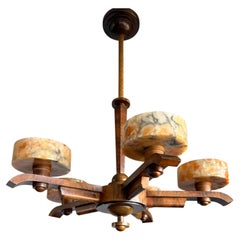 Pendelleuchte im reinem Art-Déco-Design aus Walnussholz mit fünf Alabaster-Schirmen, Kronleuchter