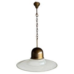 Pendelleuchte aus Messing und Blasen-Glas mit breitem, tellerförmigem Schirm und warmer Patina